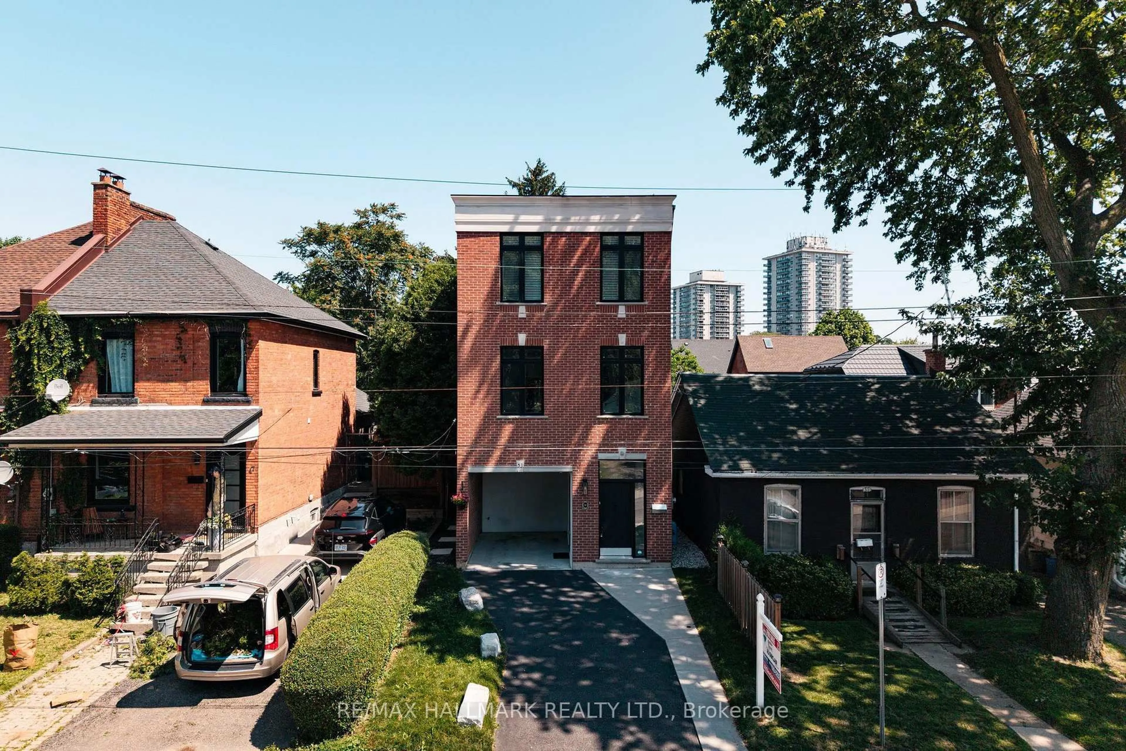 Home with brick exterior material, city buildings view from balcony for 53 Wood St, Hamilton Ontario L8L 3Y2