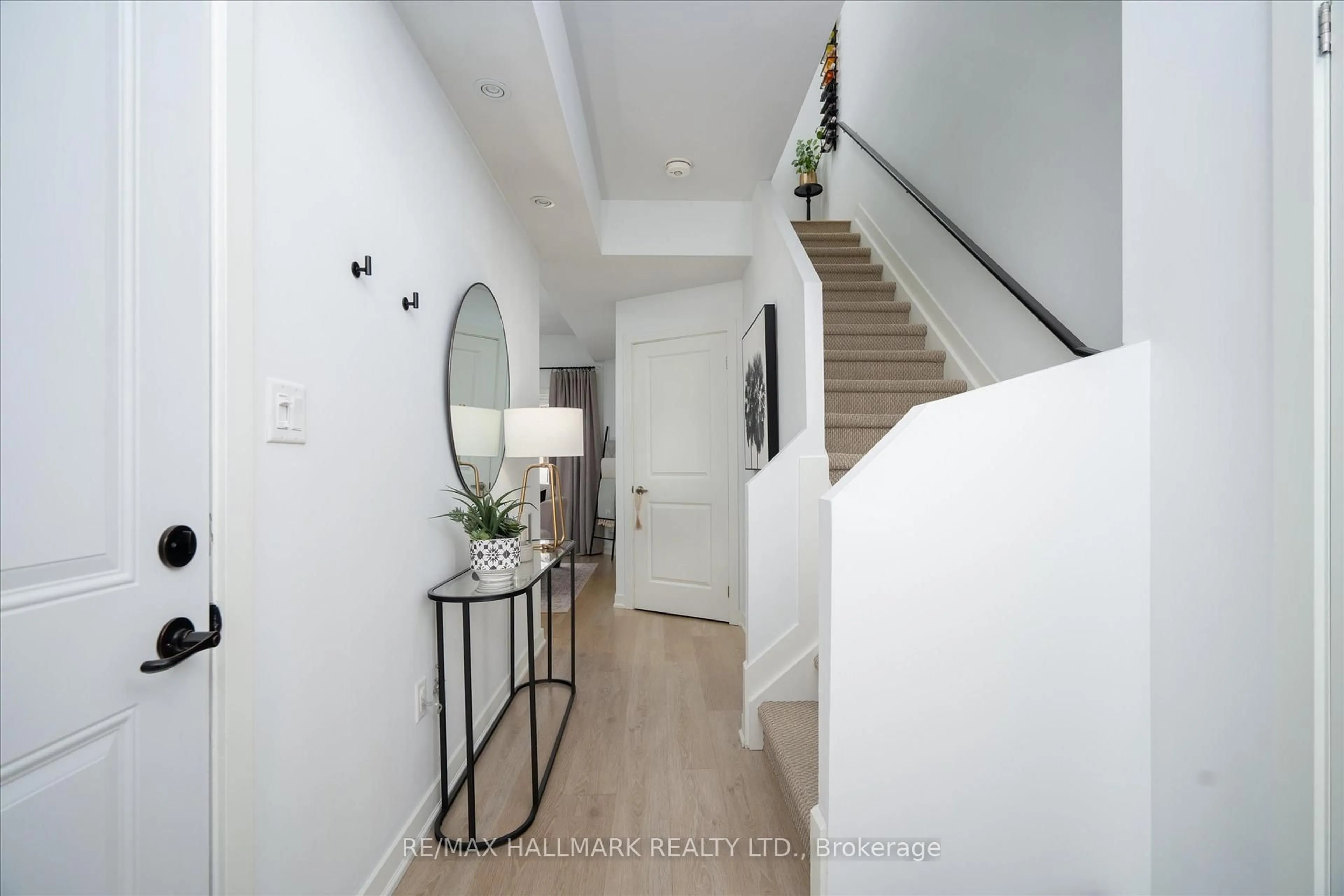 Indoor entryway for 53 Wood St, Hamilton Ontario L8L 3Y2