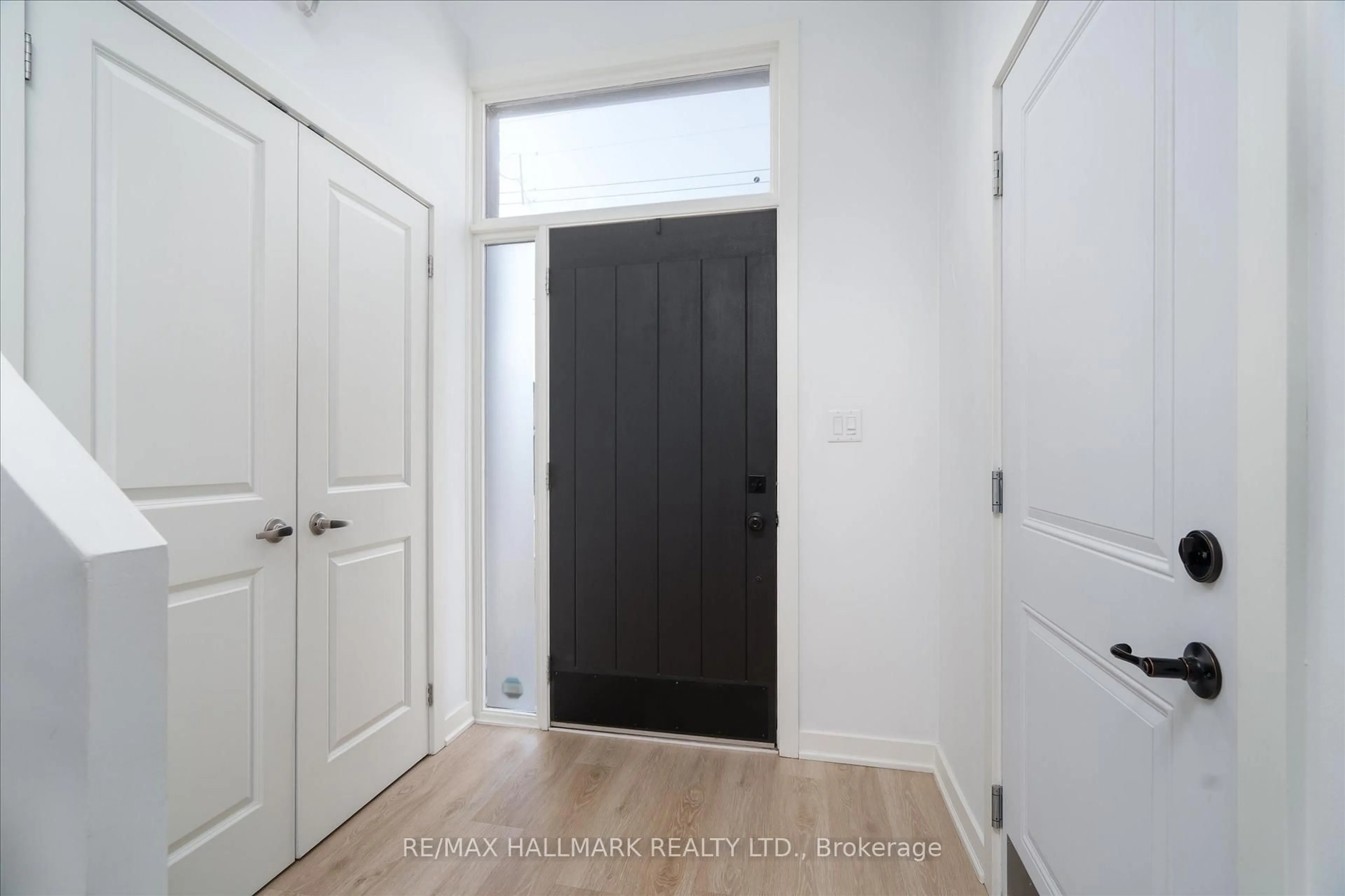 Indoor entryway for 53 Wood St, Hamilton Ontario L8L 3Y2