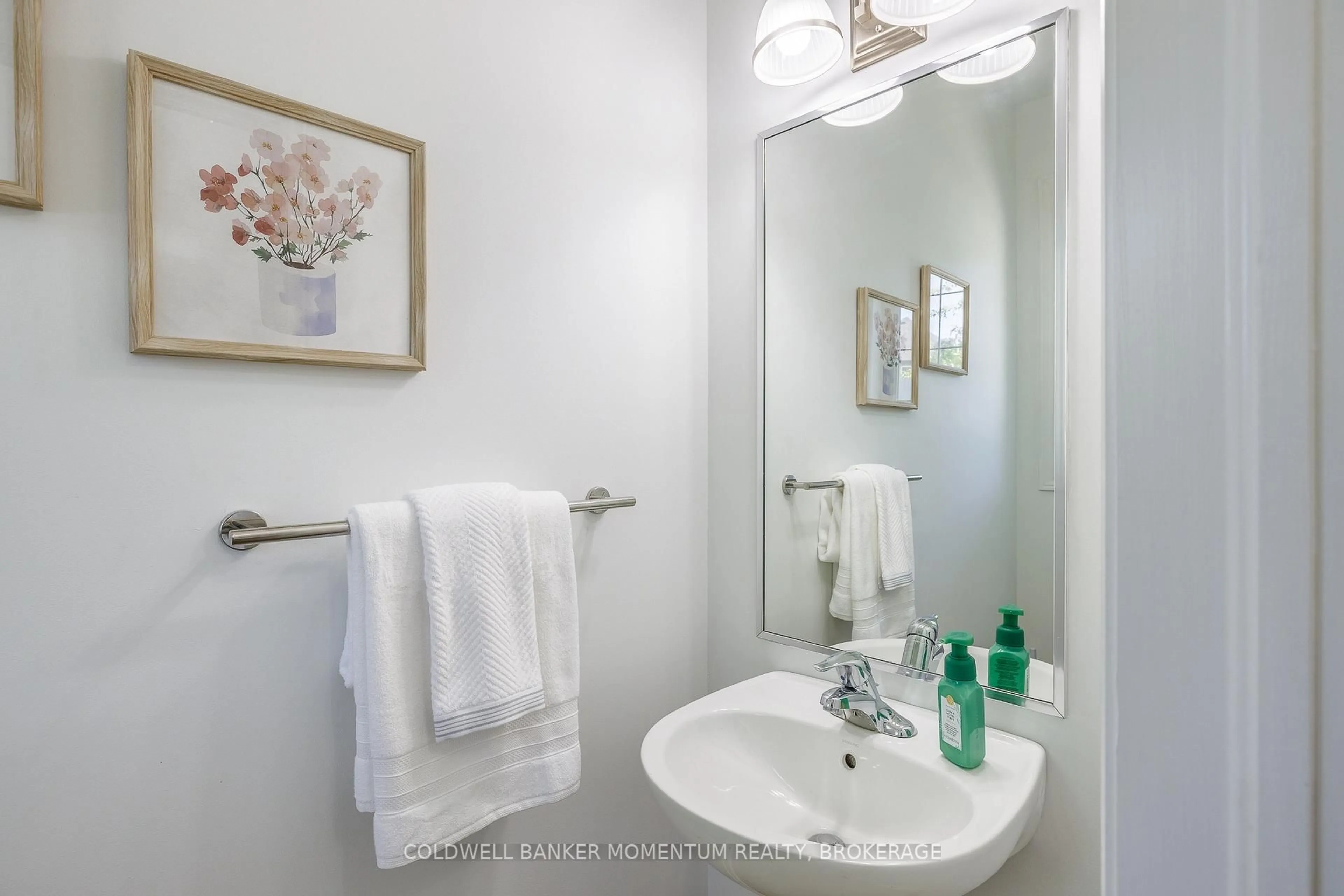 Standard bathroom, ceramic/tile floor for 1 HILTS Crt, St. Catharines Ontario L2P 0C9