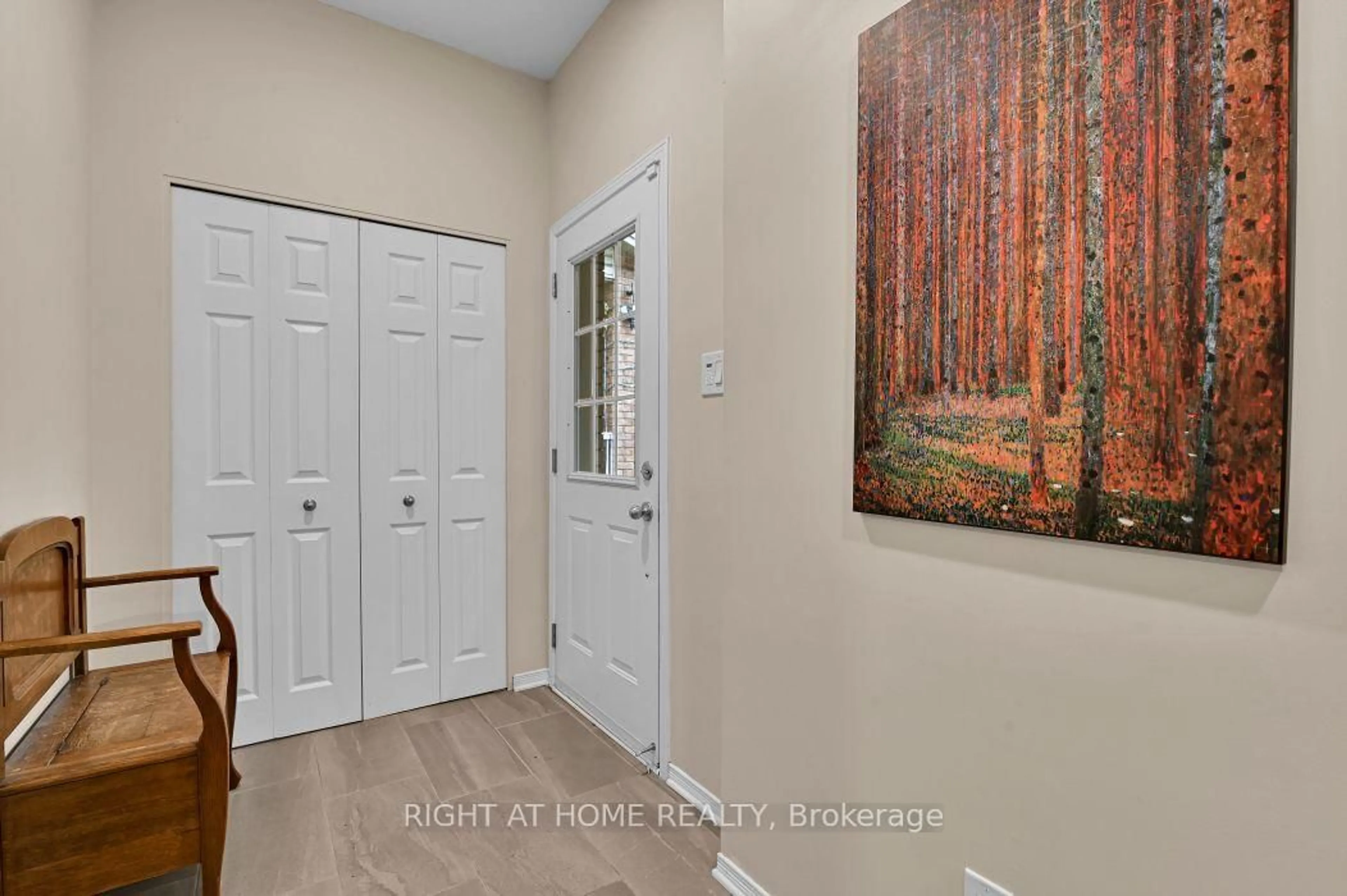 Indoor entryway for 184 Carwood Circ, Ottawa Ontario K1K 4V4