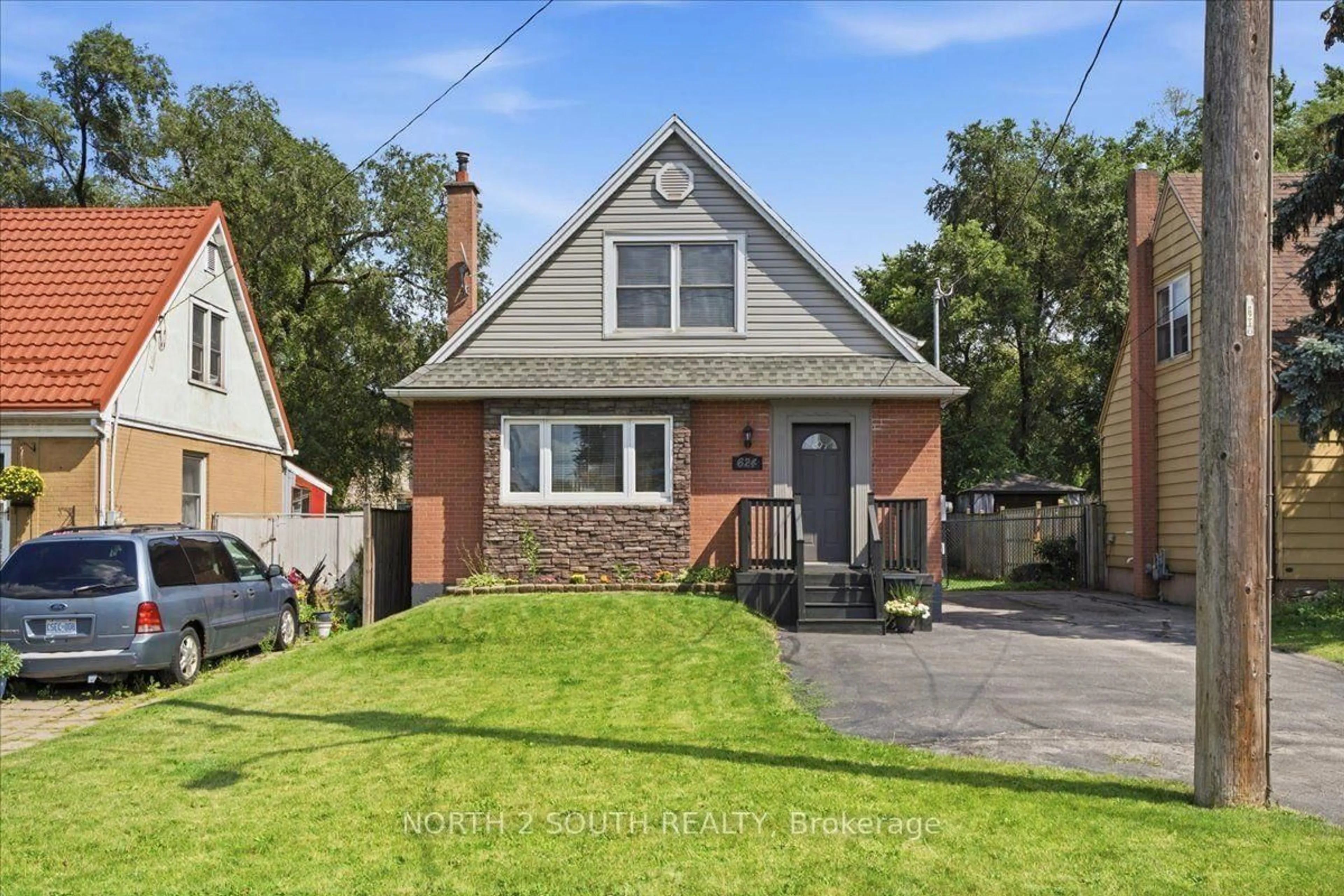 Home with brick exterior material, street for 624 Brighton Ave, Hamilton Ontario L8H 6H2