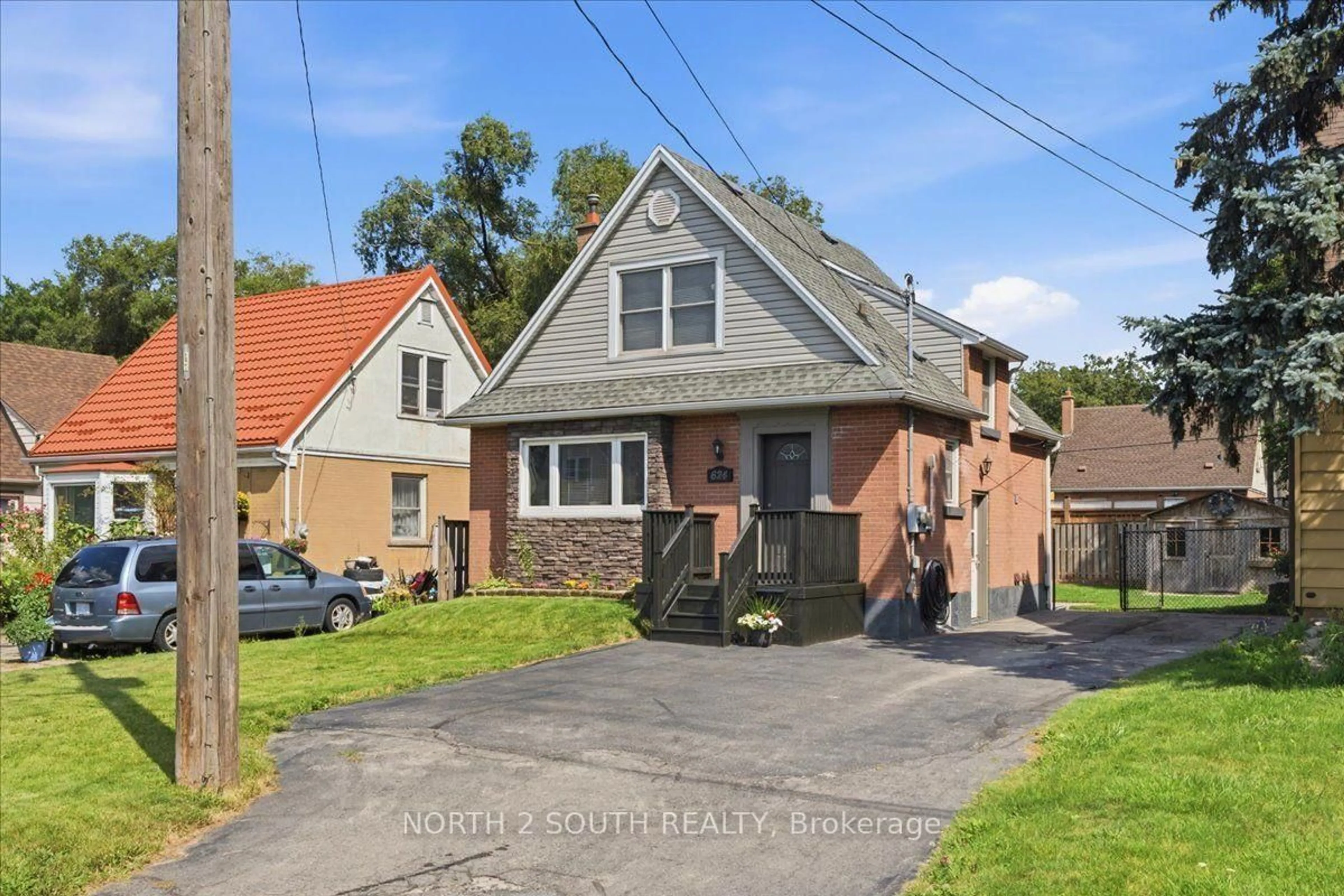 A pic from outside/outdoor area/front of a property/back of a property/a pic from drone, street for 624 Brighton Ave, Hamilton Ontario L8H 6H2