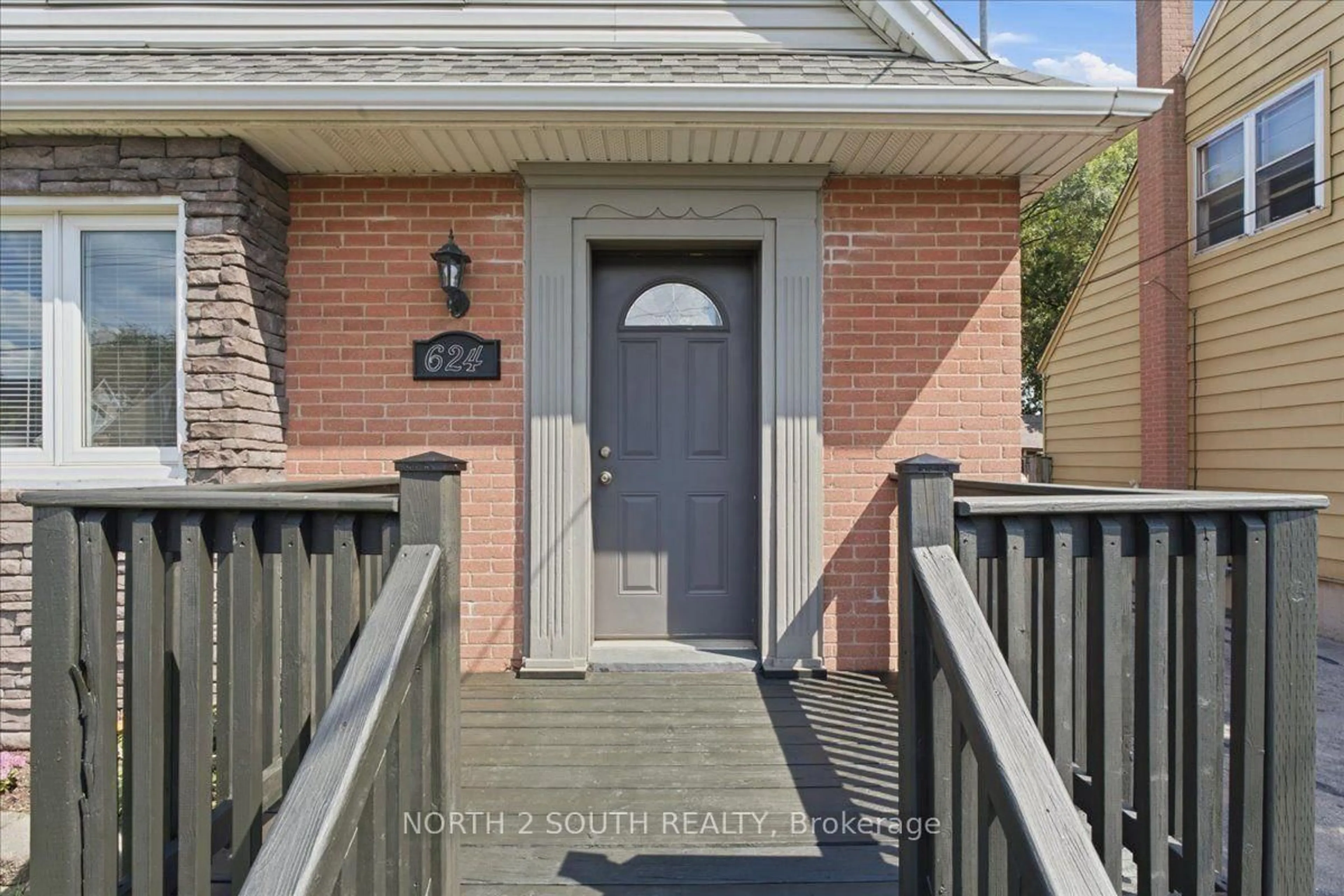 Indoor entryway for 624 Brighton Ave, Hamilton Ontario L8H 6H2