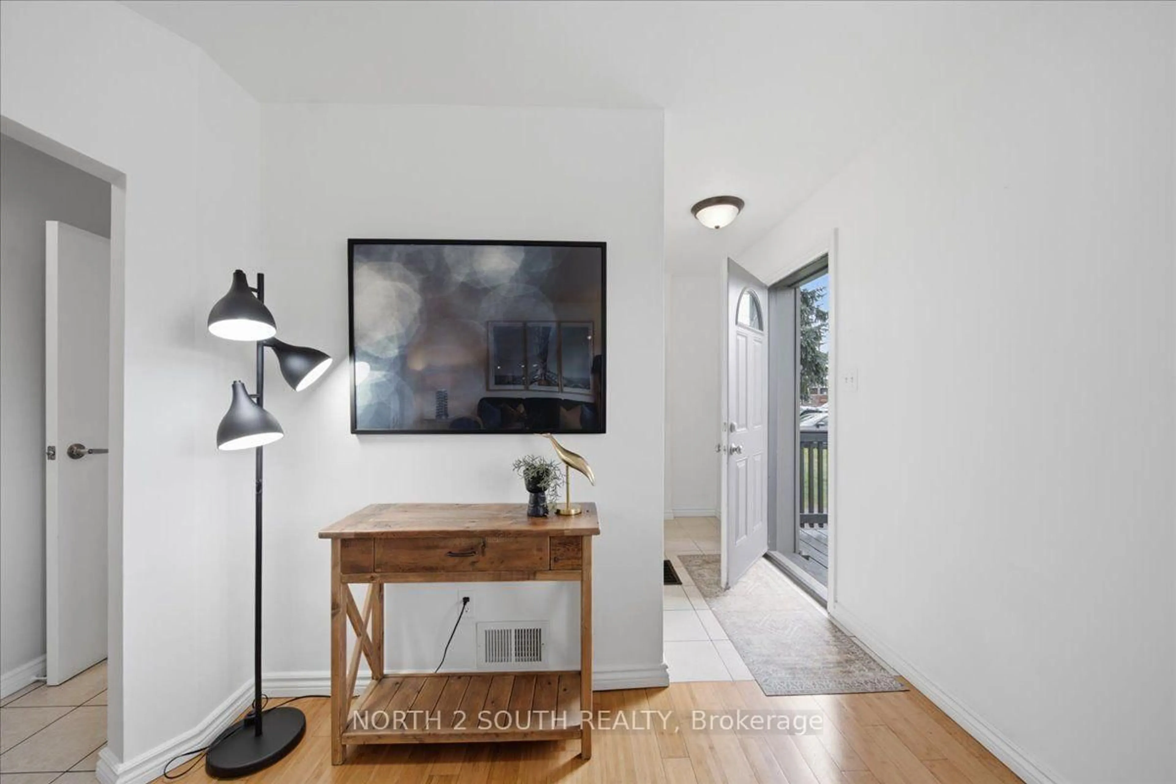 Indoor entryway for 624 Brighton Ave, Hamilton Ontario L8H 6H2