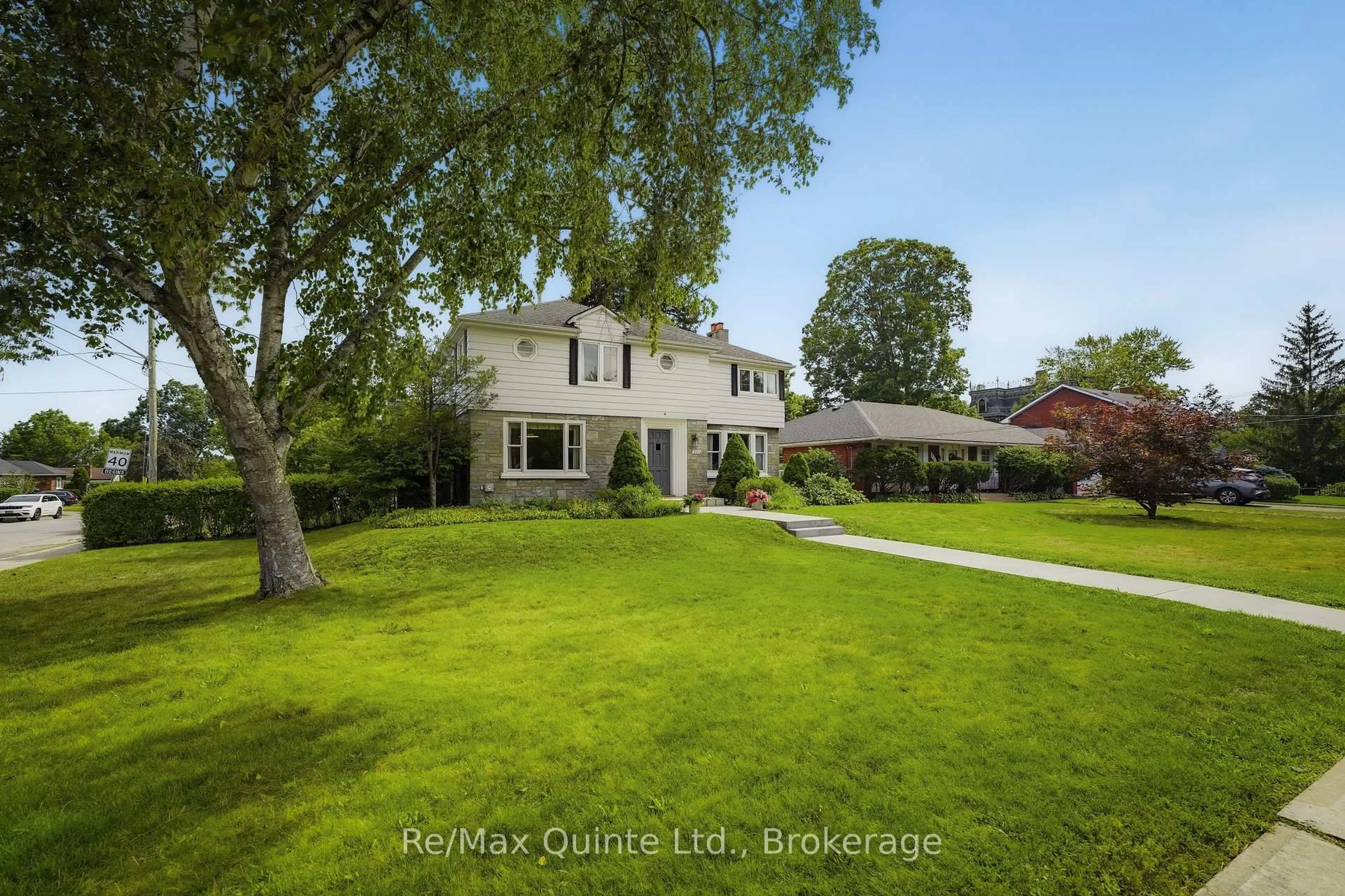 A pic from outside/outdoor area/front of a property/back of a property/a pic from drone, street for 271 Bridge Street East, Belleville Ontario K8N 1P4