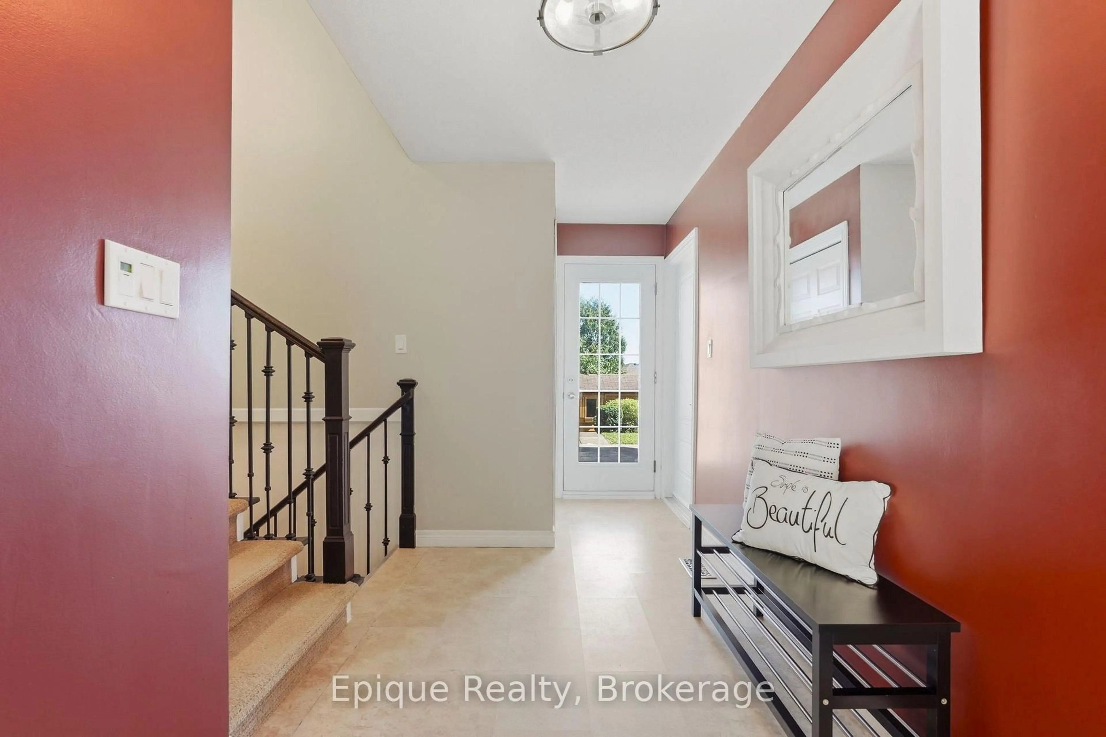Indoor entryway for 24 Brae Crest Dr, Hamilton Ontario L8G 3A6