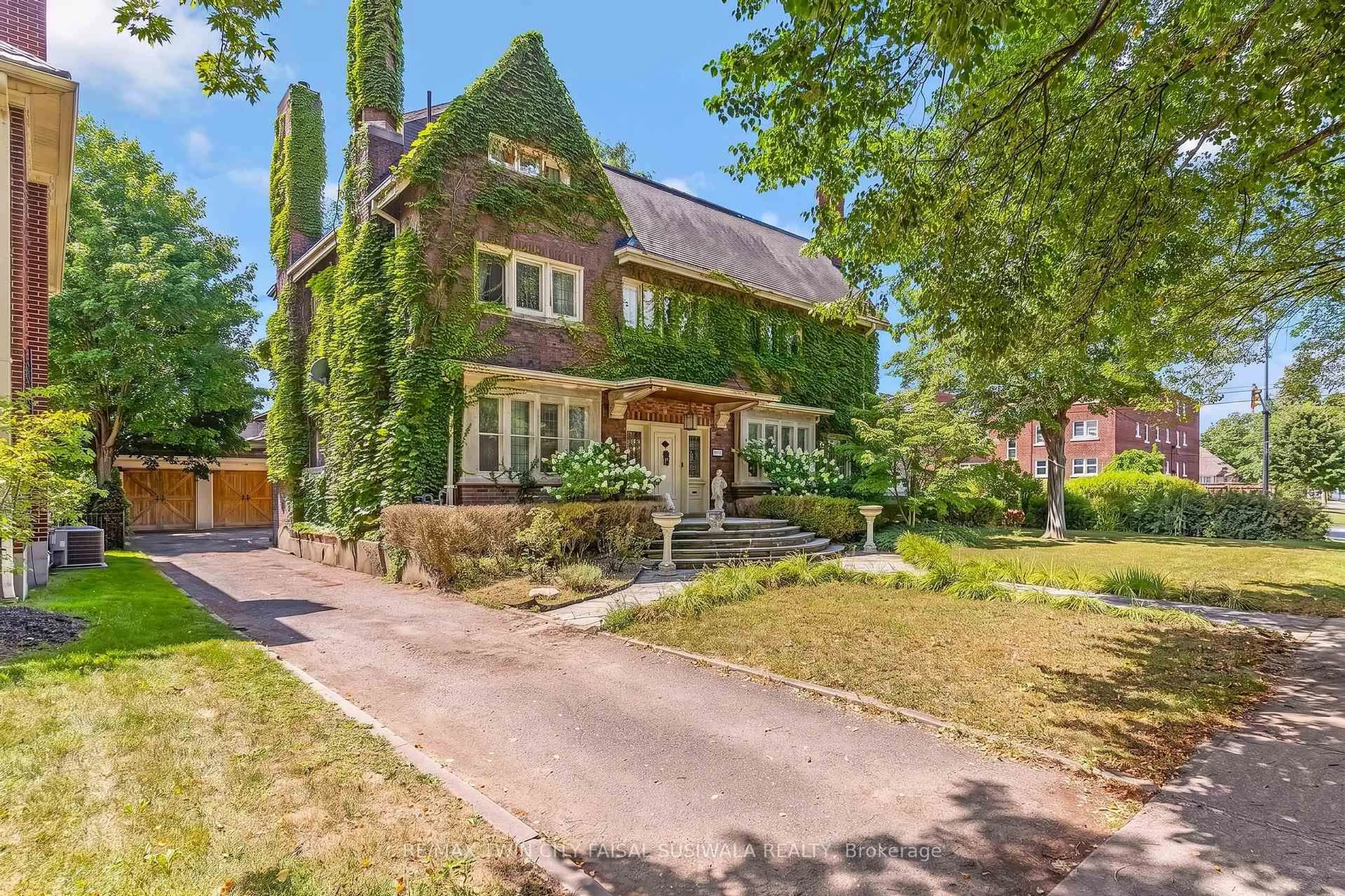 Home with brick exterior material, street for 122 Dufferin Ave, Brantford Ontario N3T 4R1