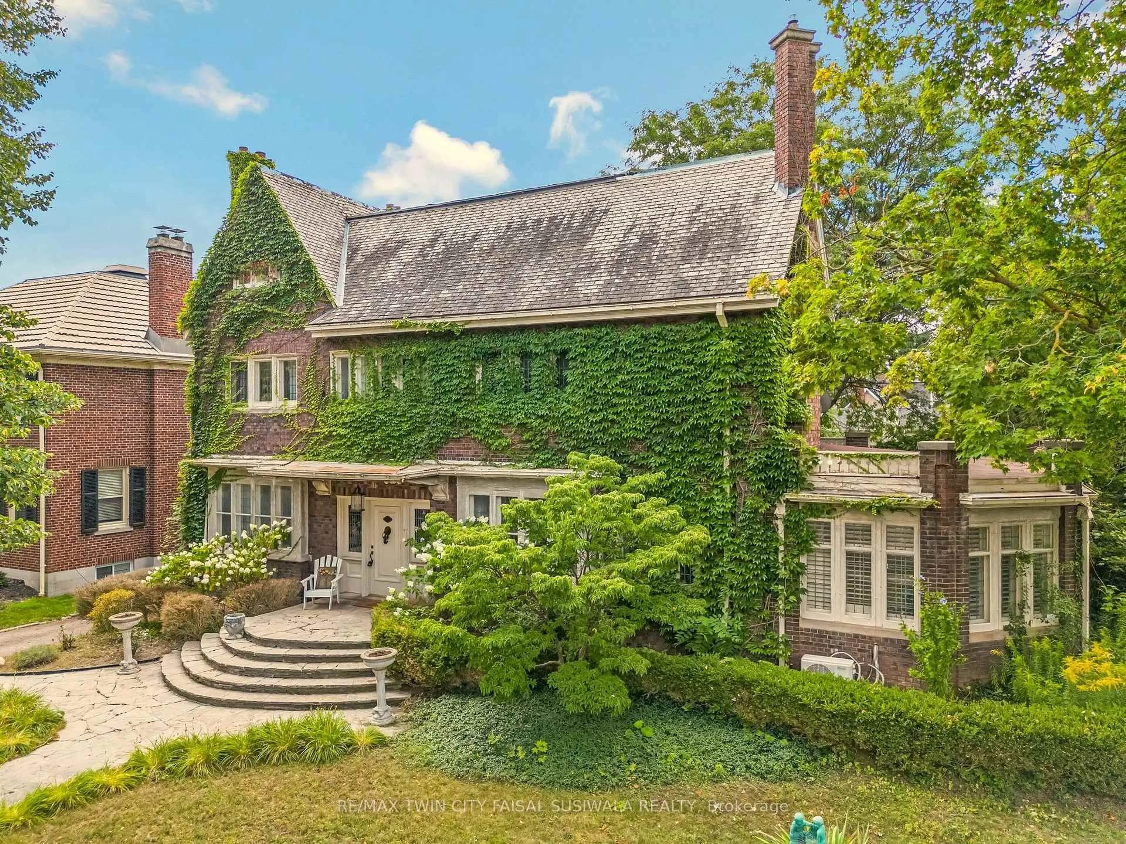 A pic from outside/outdoor area/front of a property/back of a property/a pic from drone, street for 122 Dufferin Ave, Brantford Ontario N3T 4R1