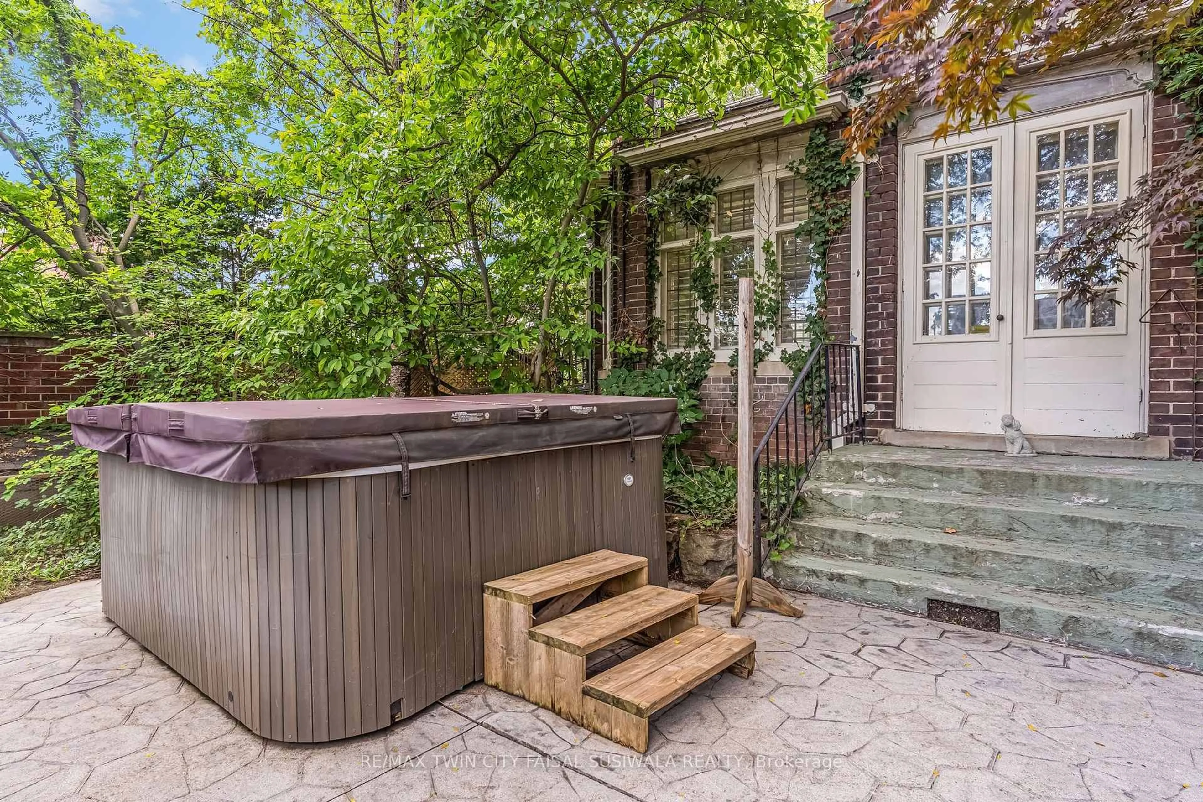 Patio, street for 122 Dufferin Ave, Brantford Ontario N3T 4R1