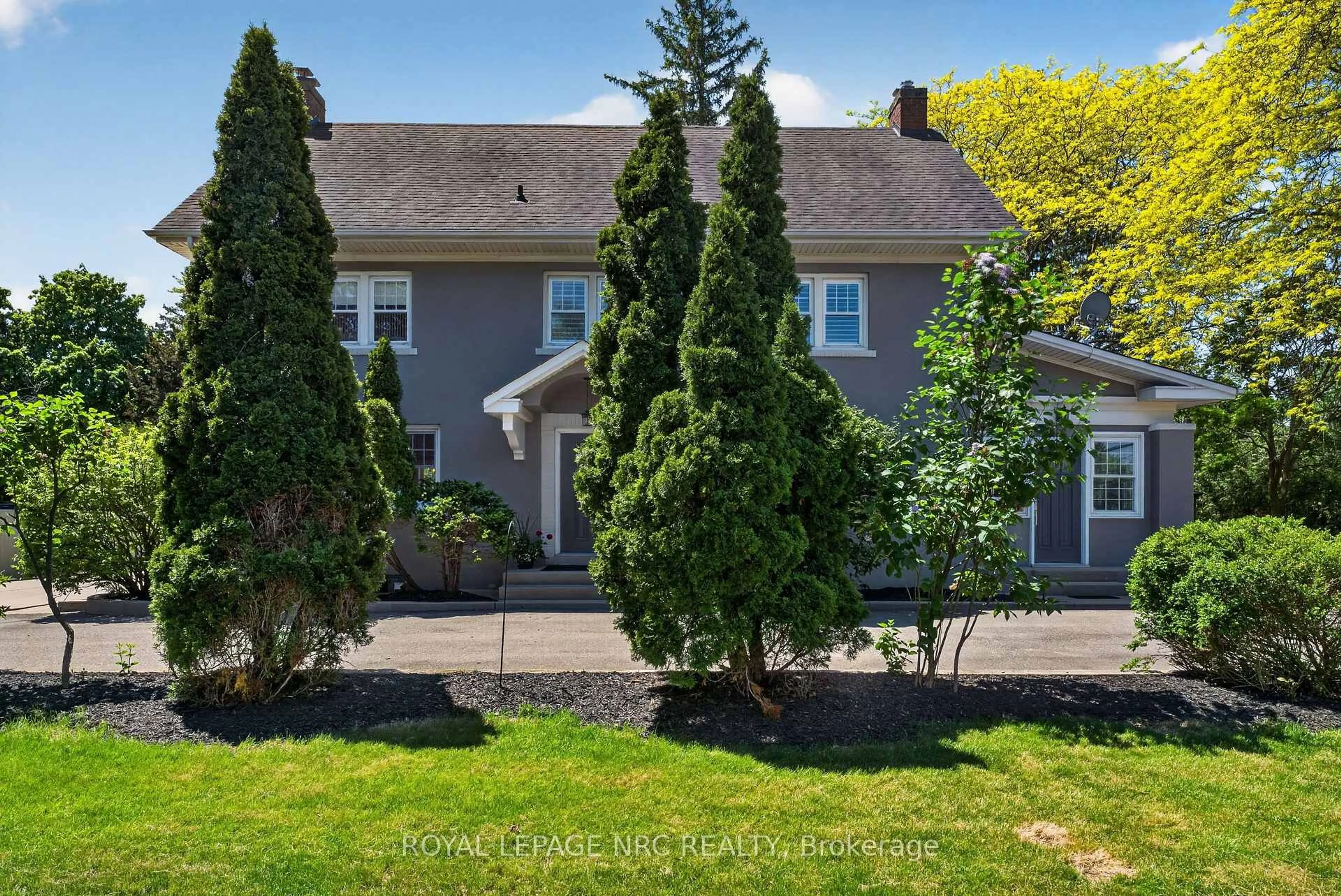 A pic from outside/outdoor area/front of a property/back of a property/a pic from drone, street for 260 Main St, Grimsby Ontario L3M 1P8