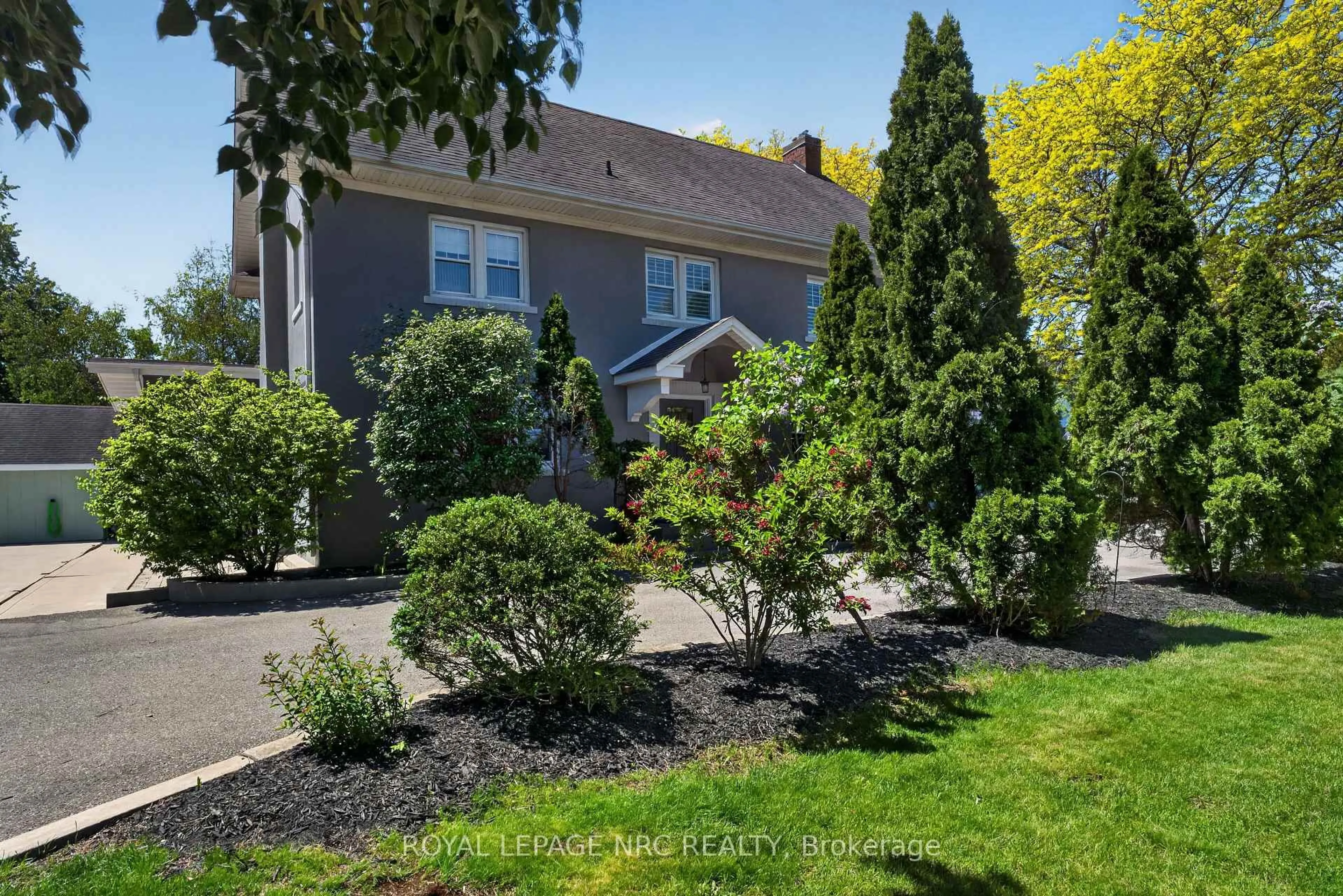 A pic from outside/outdoor area/front of a property/back of a property/a pic from drone, street for 260 Main St, Grimsby Ontario L3M 1P8