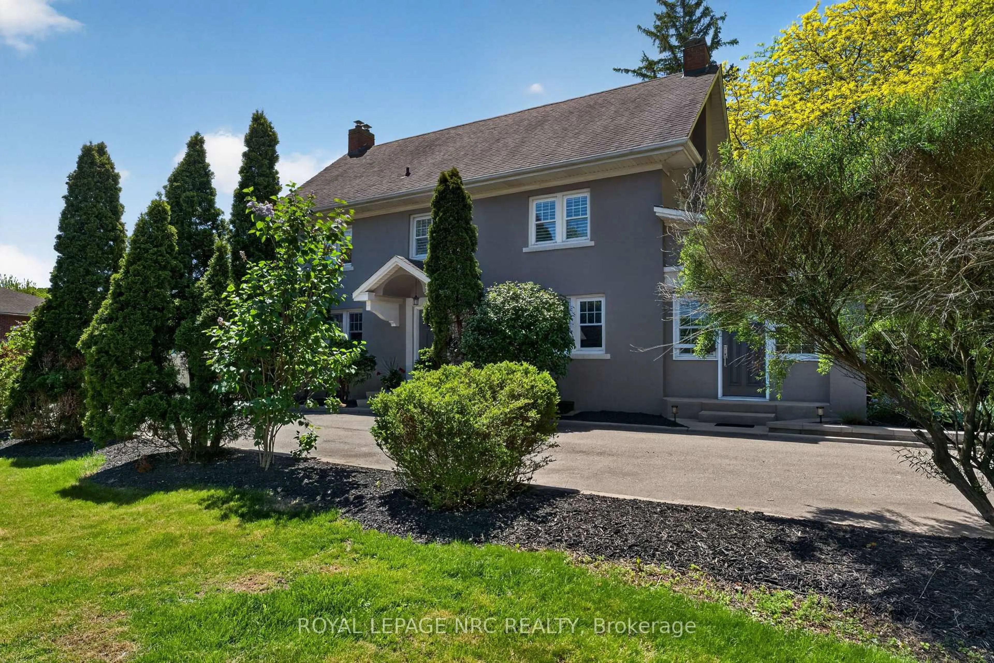 A pic from outside/outdoor area/front of a property/back of a property/a pic from drone, street for 260 Main St, Grimsby Ontario L3M 1P8