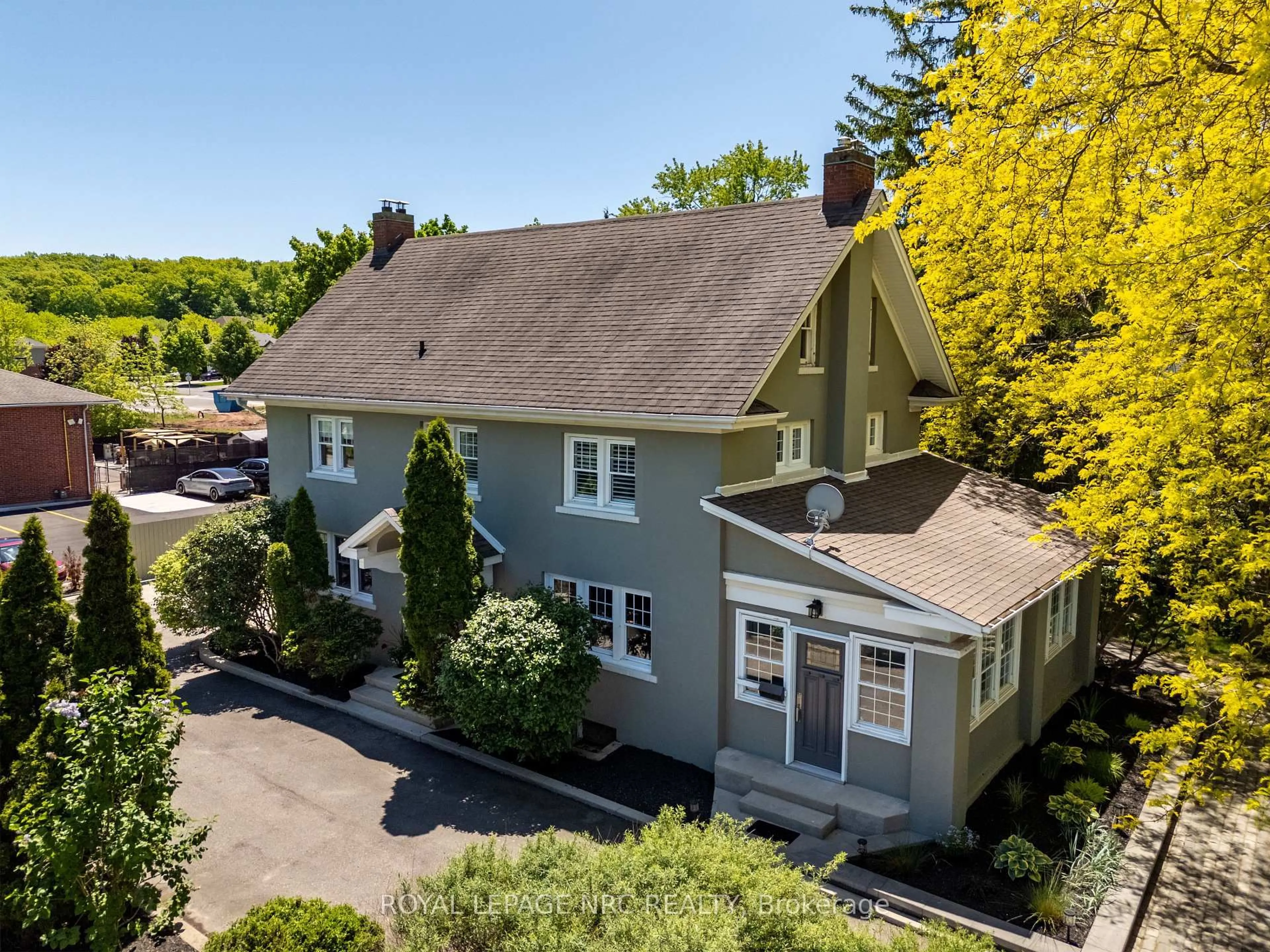 A pic from outside/outdoor area/front of a property/back of a property/a pic from drone, street for 260 Main St, Grimsby Ontario L3M 1P8