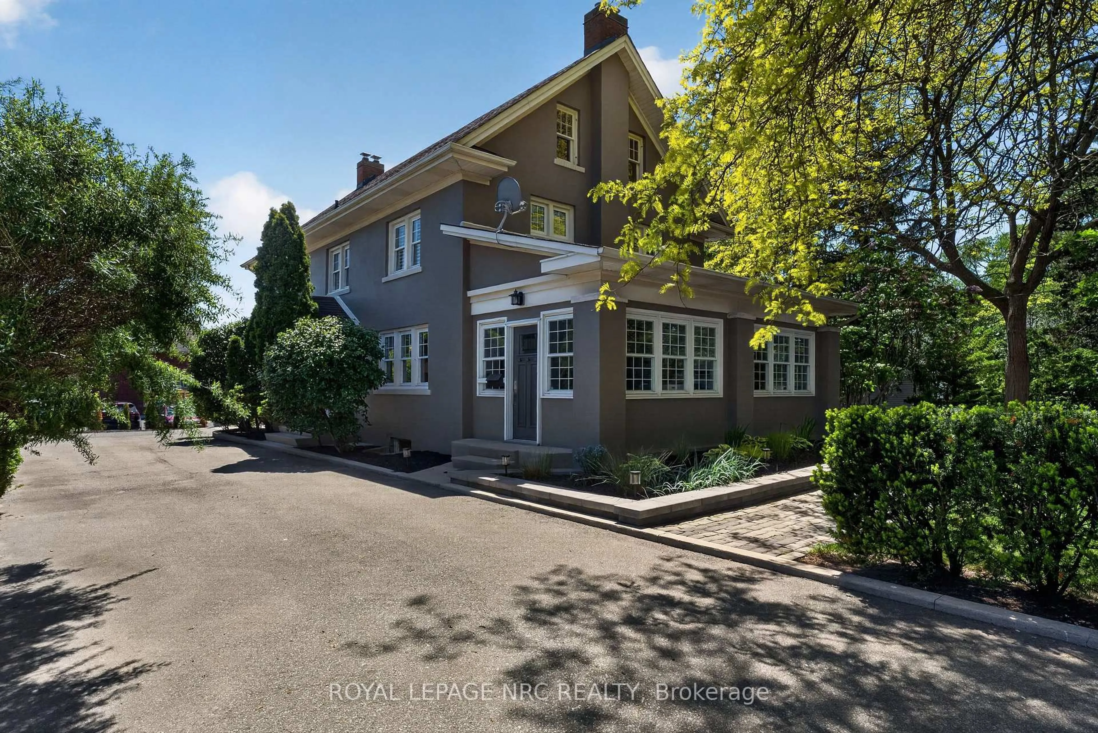 A pic from outside/outdoor area/front of a property/back of a property/a pic from drone, street for 260 Main St, Grimsby Ontario L3M 1P8
