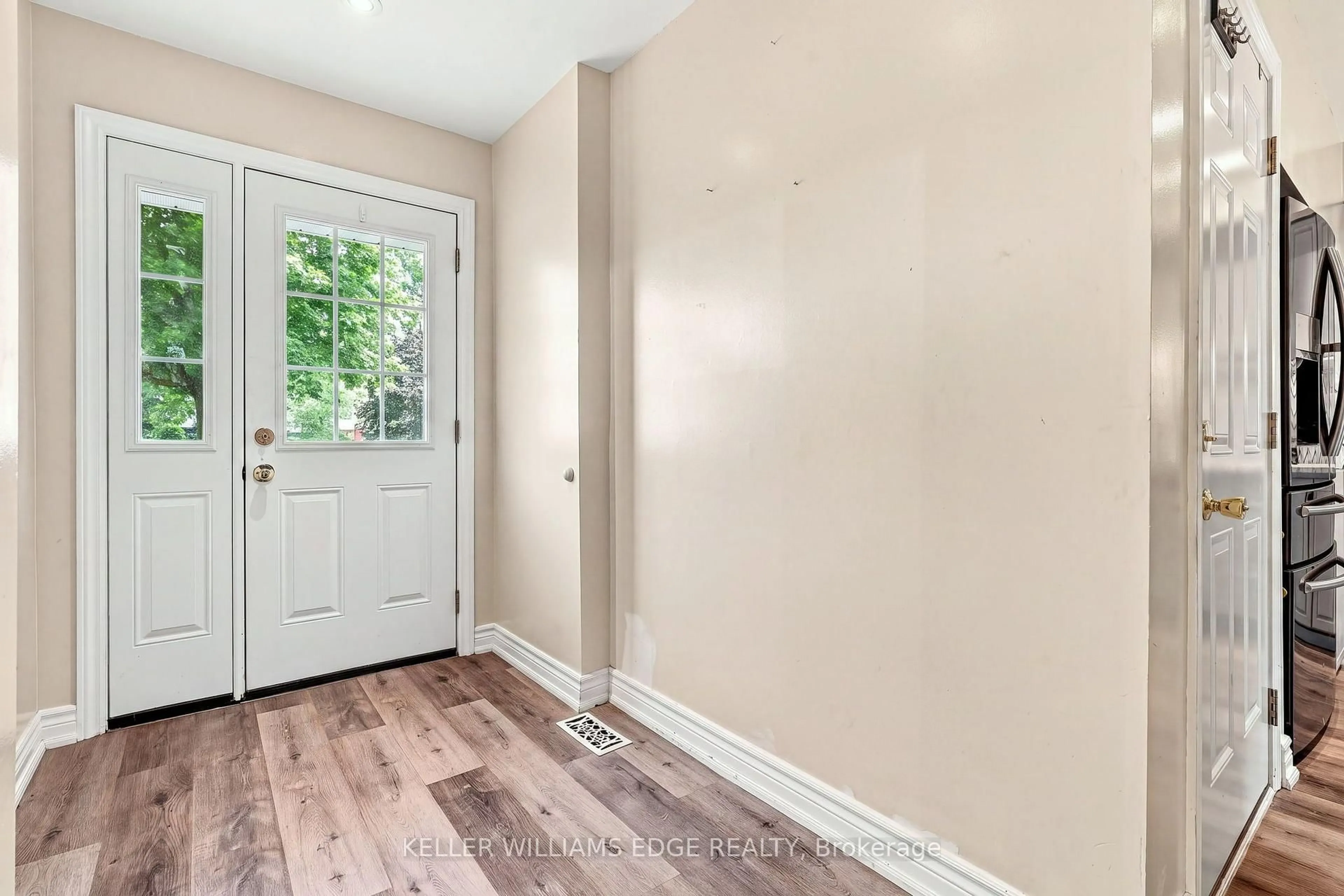 Indoor entryway for 82 St. Andrews Dr, Hamilton Ontario L8K 6H4