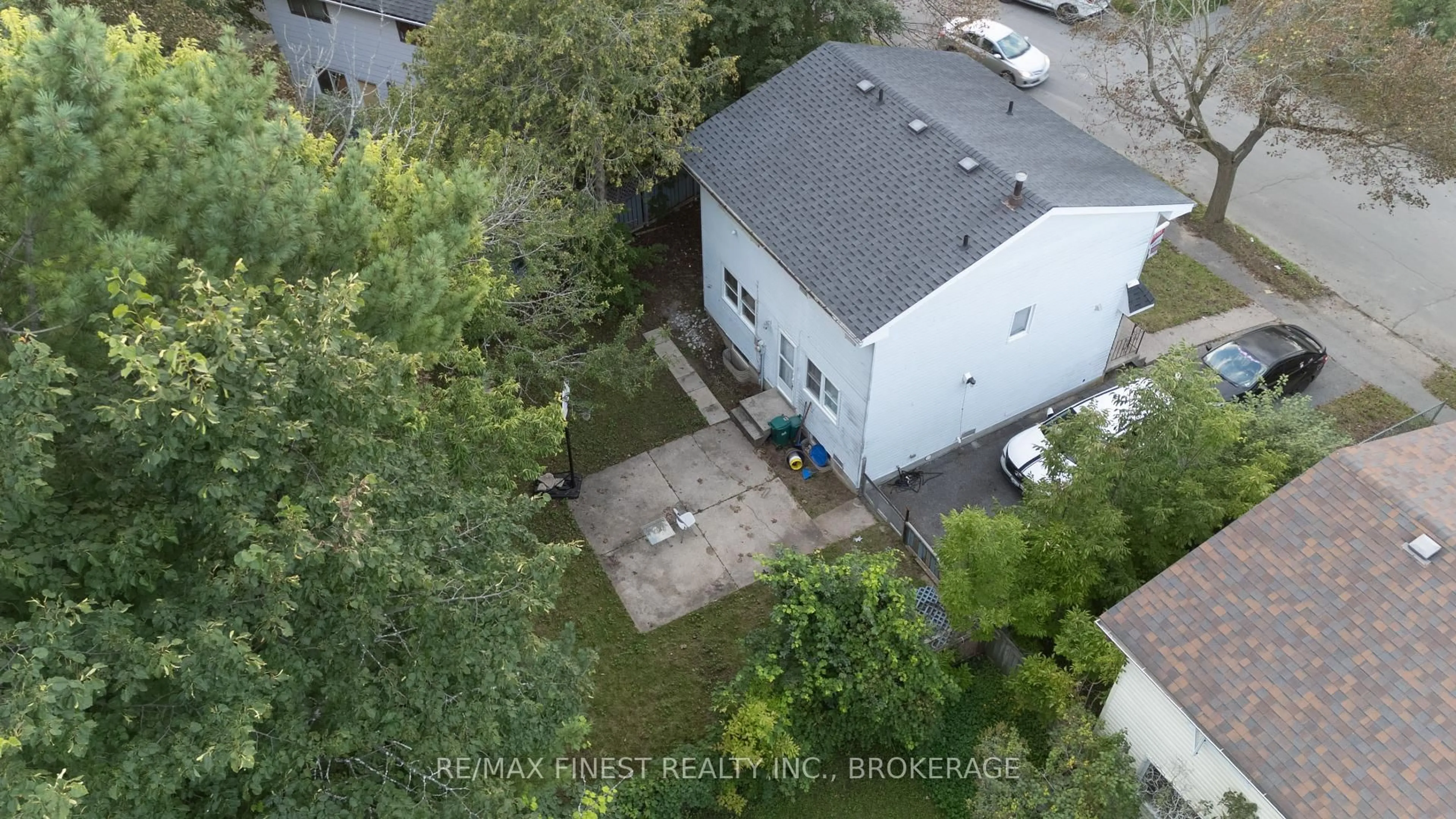 A pic from outside/outdoor area/front of a property/back of a property/a pic from drone, street for 33 Calderwood Dr, Kingston Ontario K7M 6L5