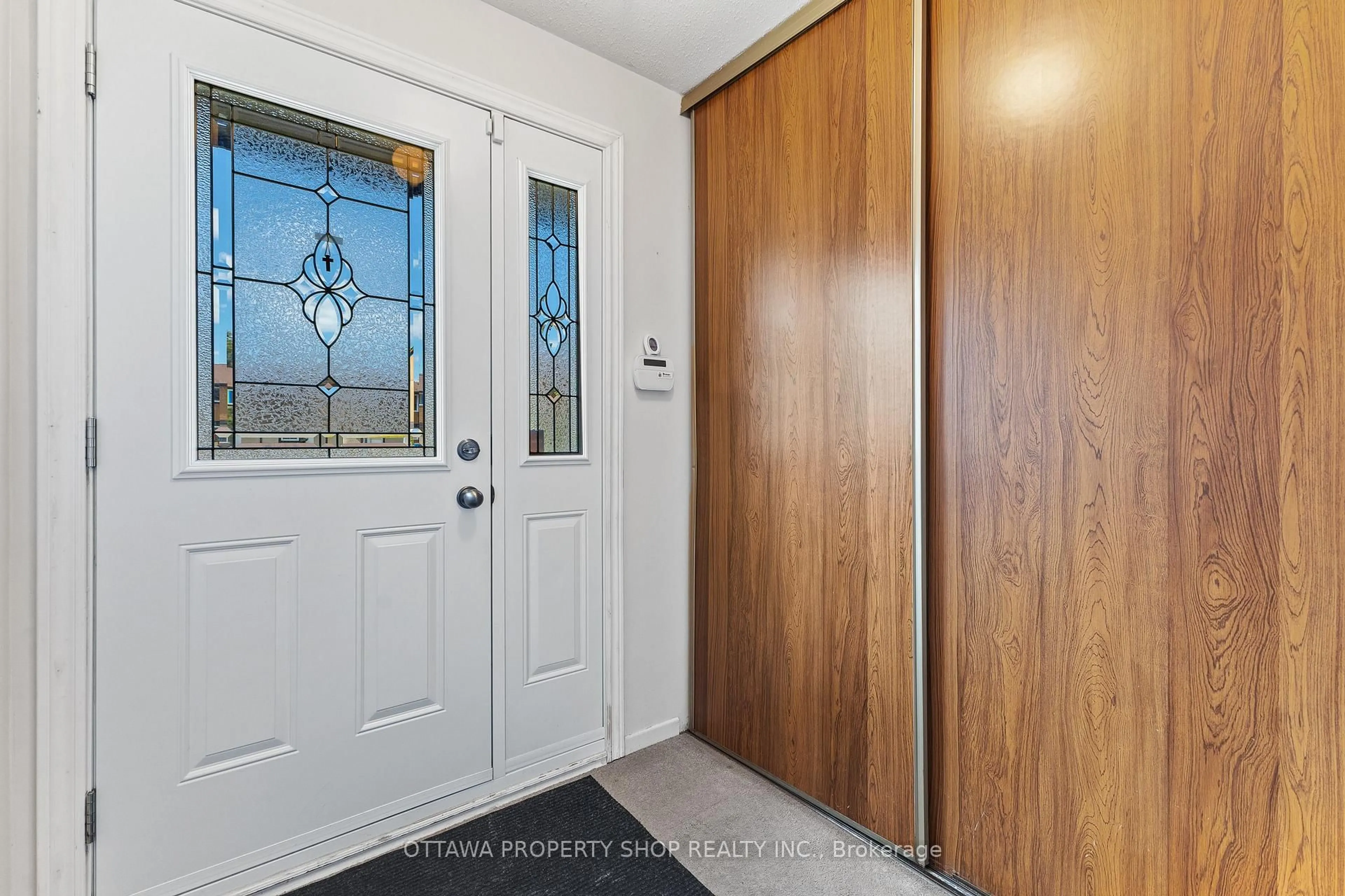 Indoor entryway for 3344 Uplands Dr #78, Ottawa Ontario K1V 9R9