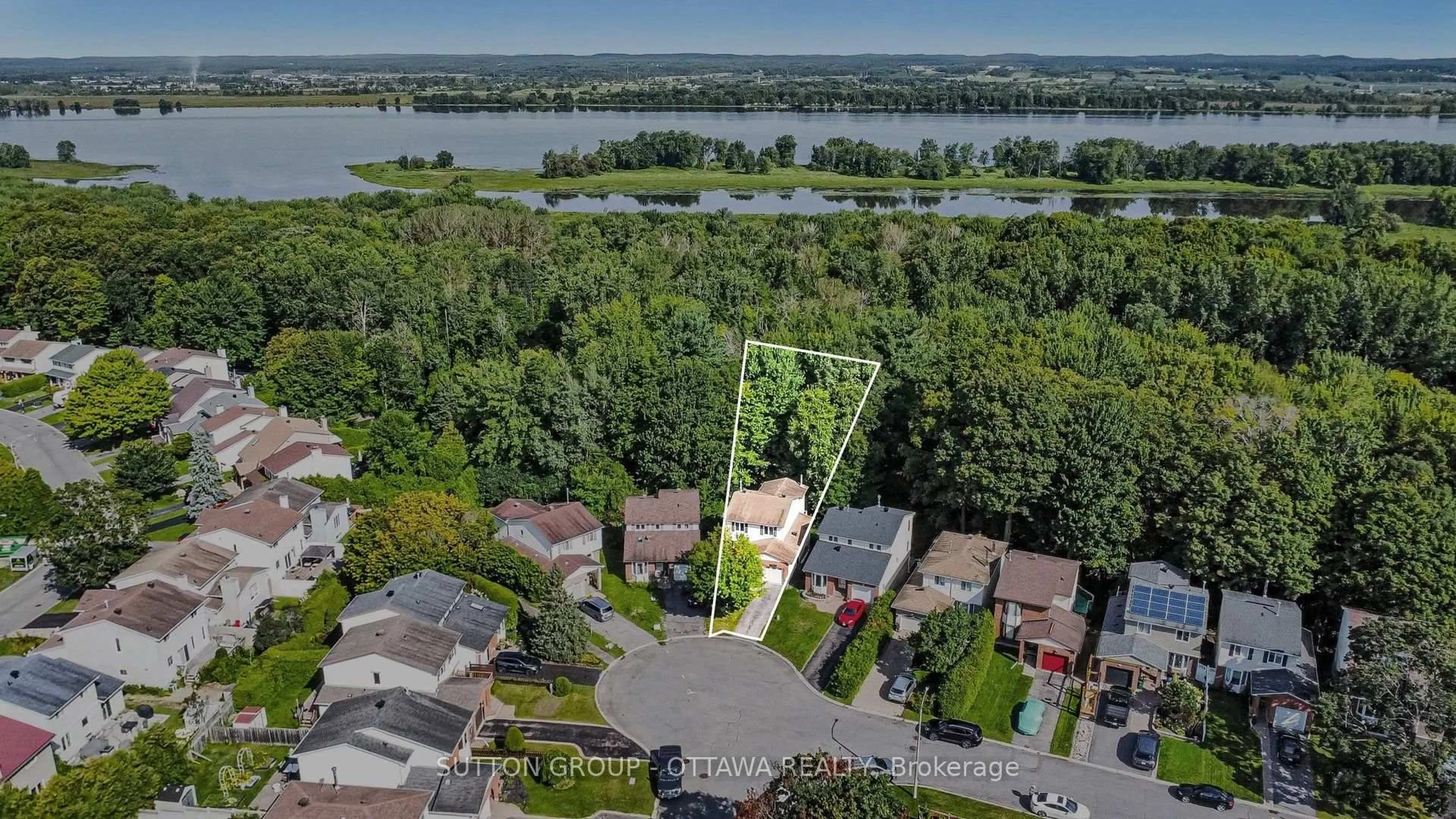 A pic from outside/outdoor area/front of a property/back of a property/a pic from drone, water/lake/river/ocean view for 792 Harlequin Cres, Ottawa Ontario K1E 2P3