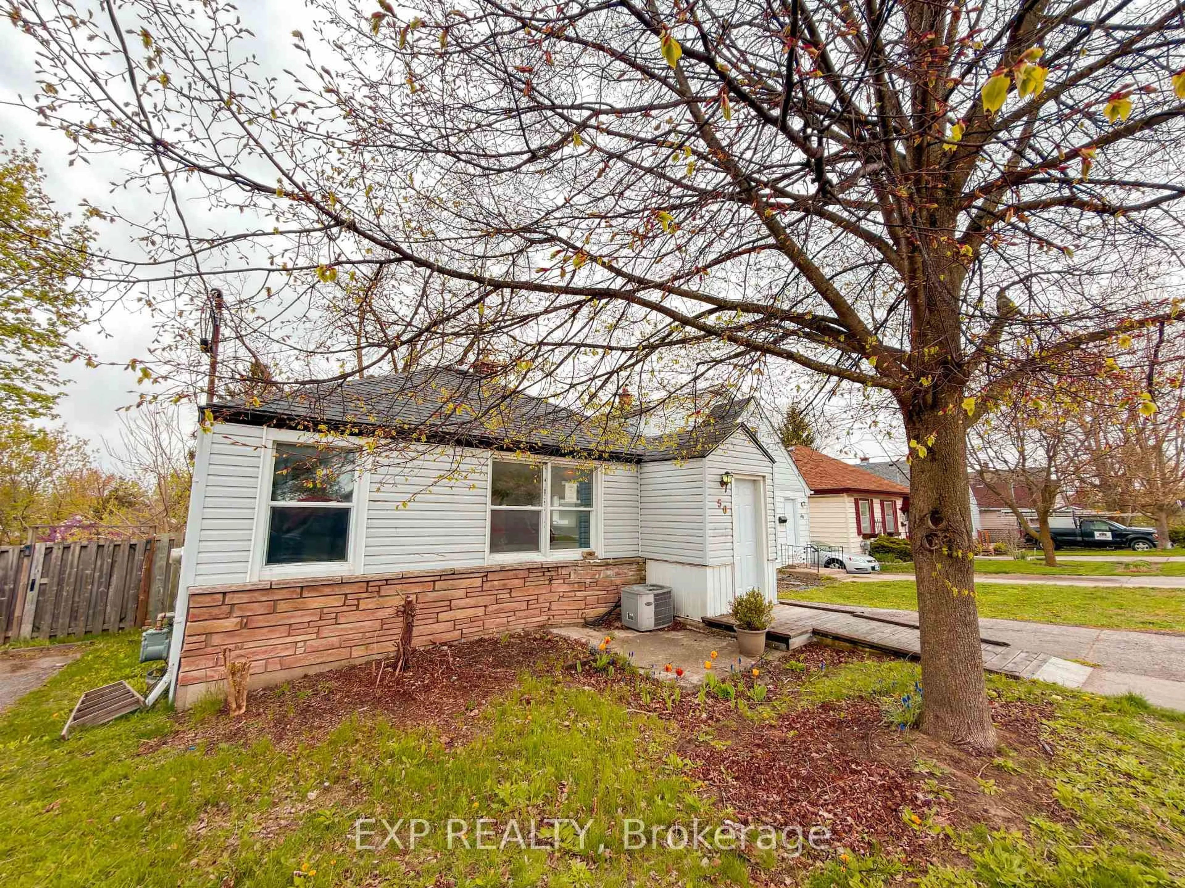 A pic from outside/outdoor area/front of a property/back of a property/a pic from drone, street for 50 Emery St, London South Ontario N6J 1R6