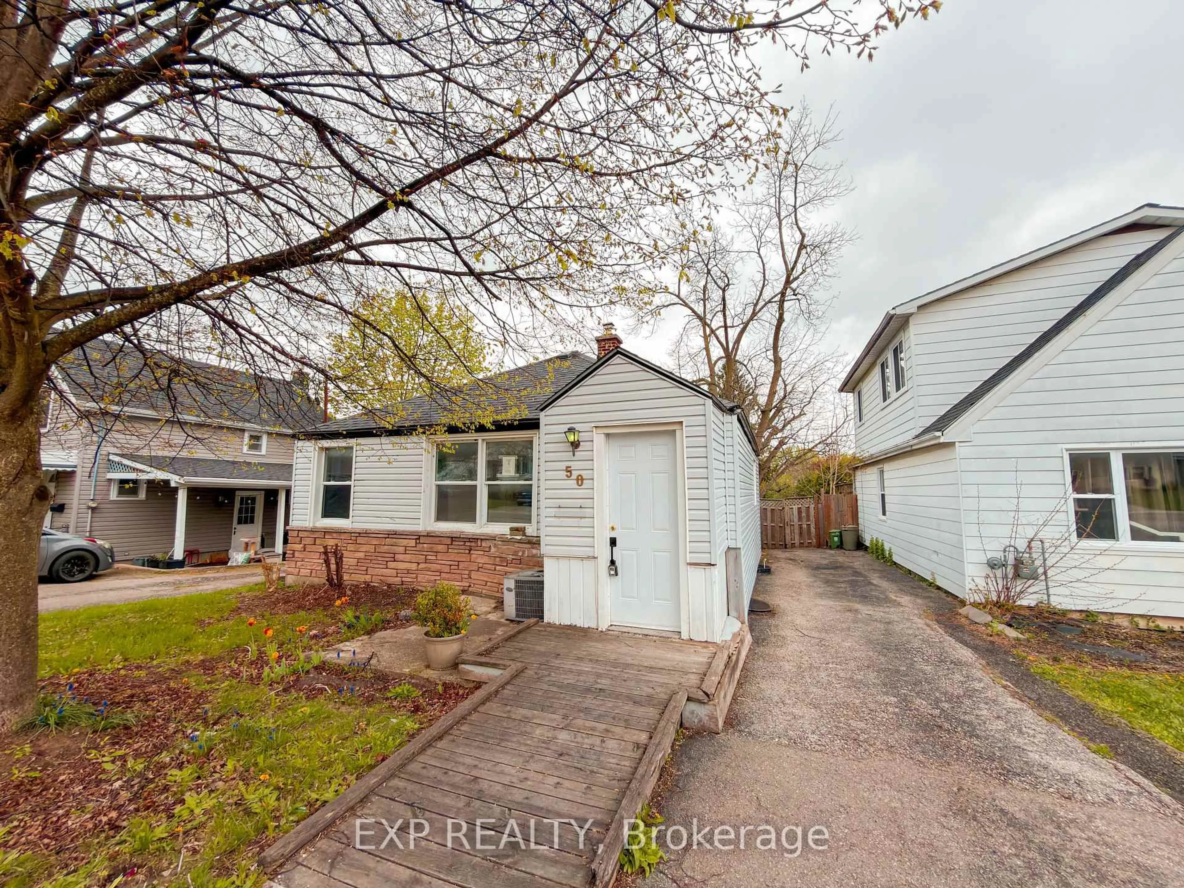 A pic from outside/outdoor area/front of a property/back of a property/a pic from drone, street for 50 Emery St, London South Ontario N6J 1R6
