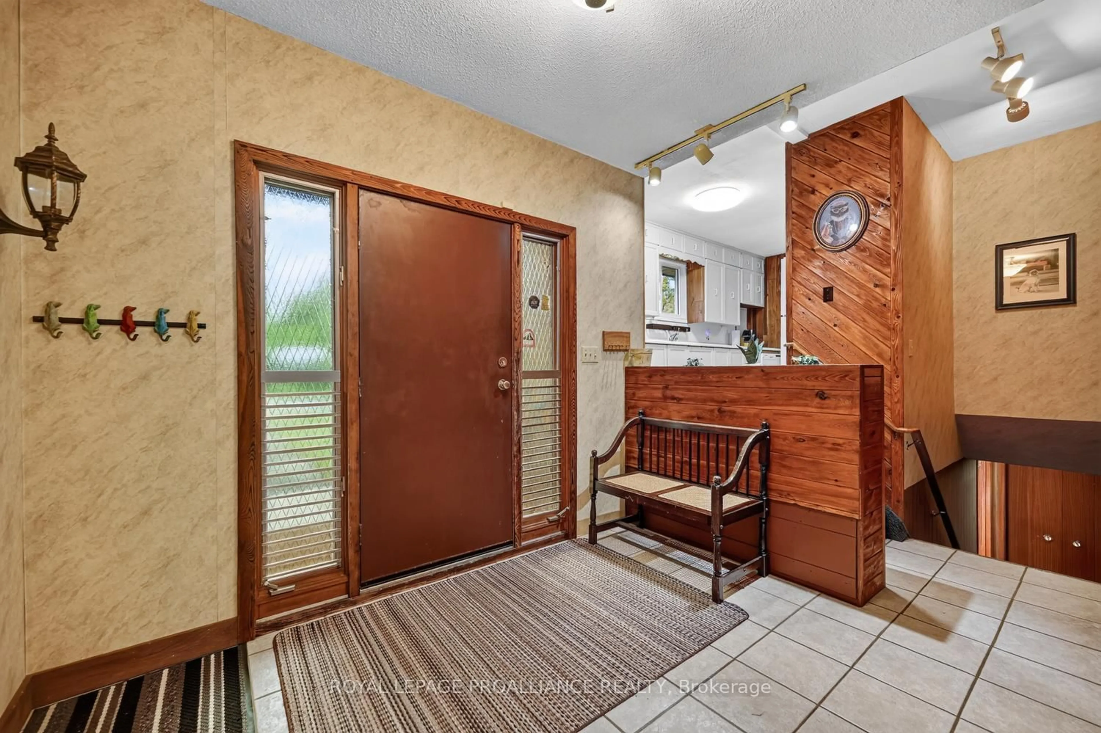 Indoor entryway for 1115 Centennial Rd, Brockville Ontario K6V 5T4