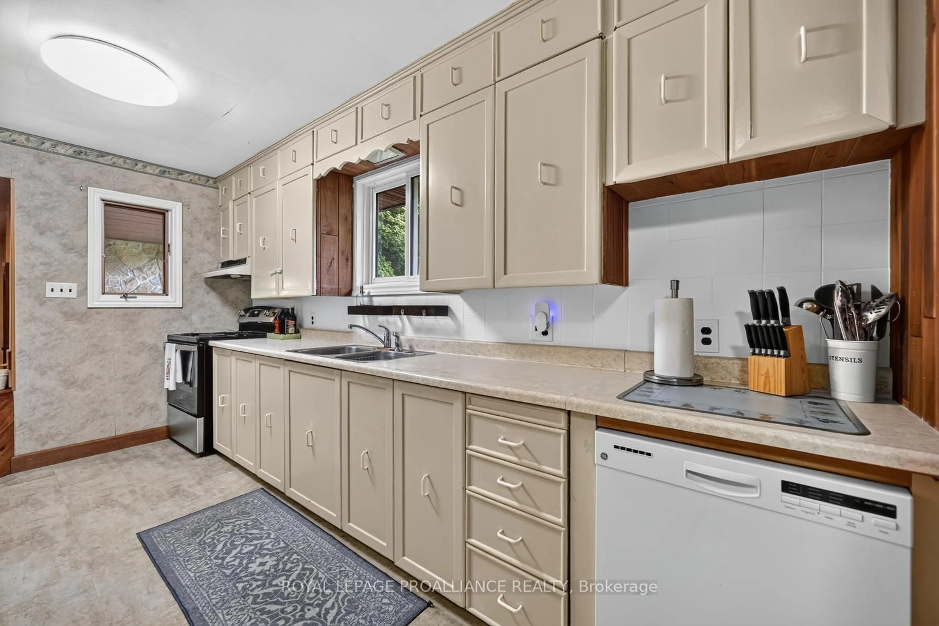 Standard kitchen, ceramic/tile floor for 1115 Centennial Rd, Brockville Ontario K6V 5T4