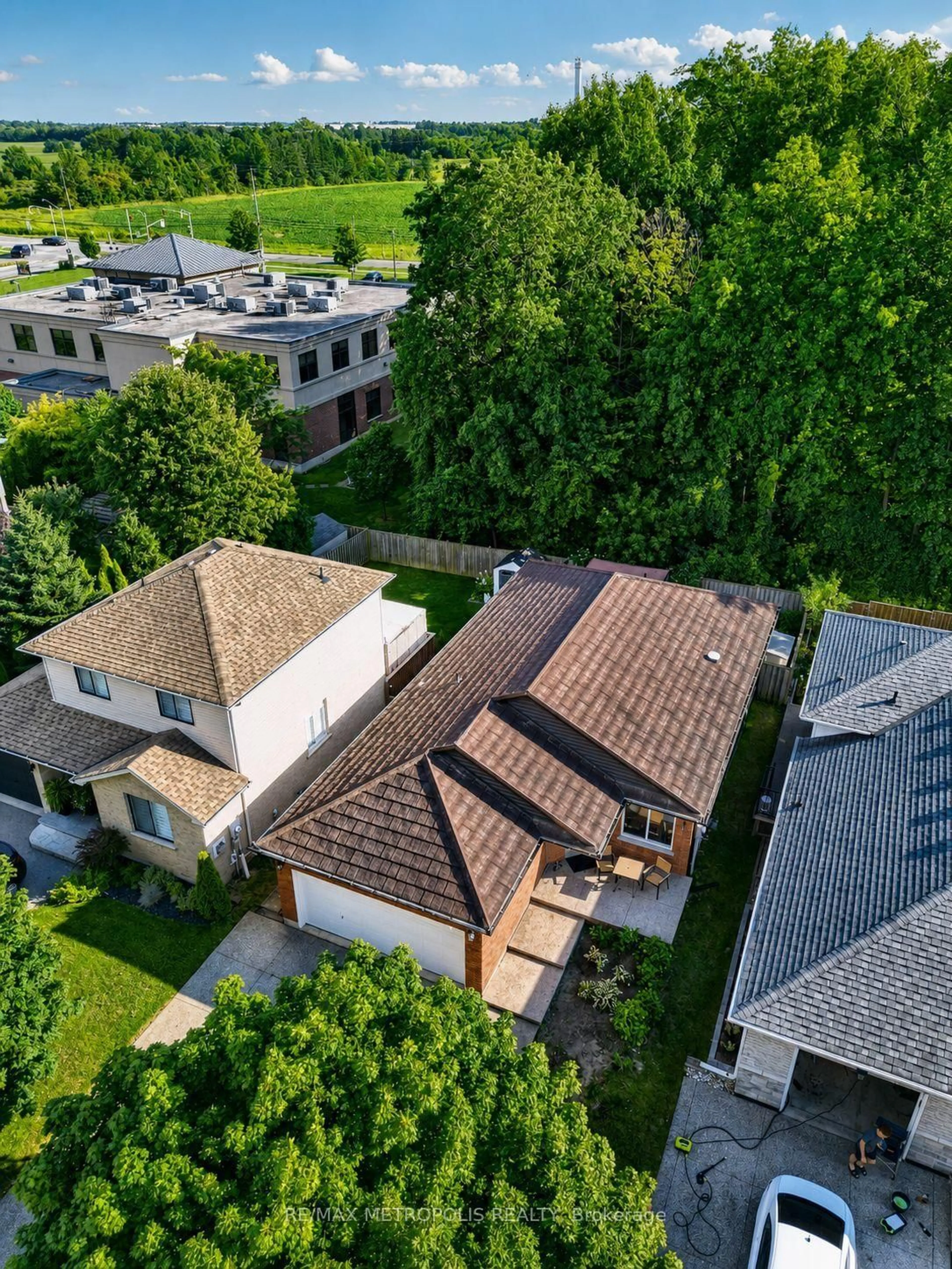 A pic from outside/outdoor area/front of a property/back of a property/a pic from drone, unknown for 46 Whiterock Ave, Hamilton Ontario L0R 1W0