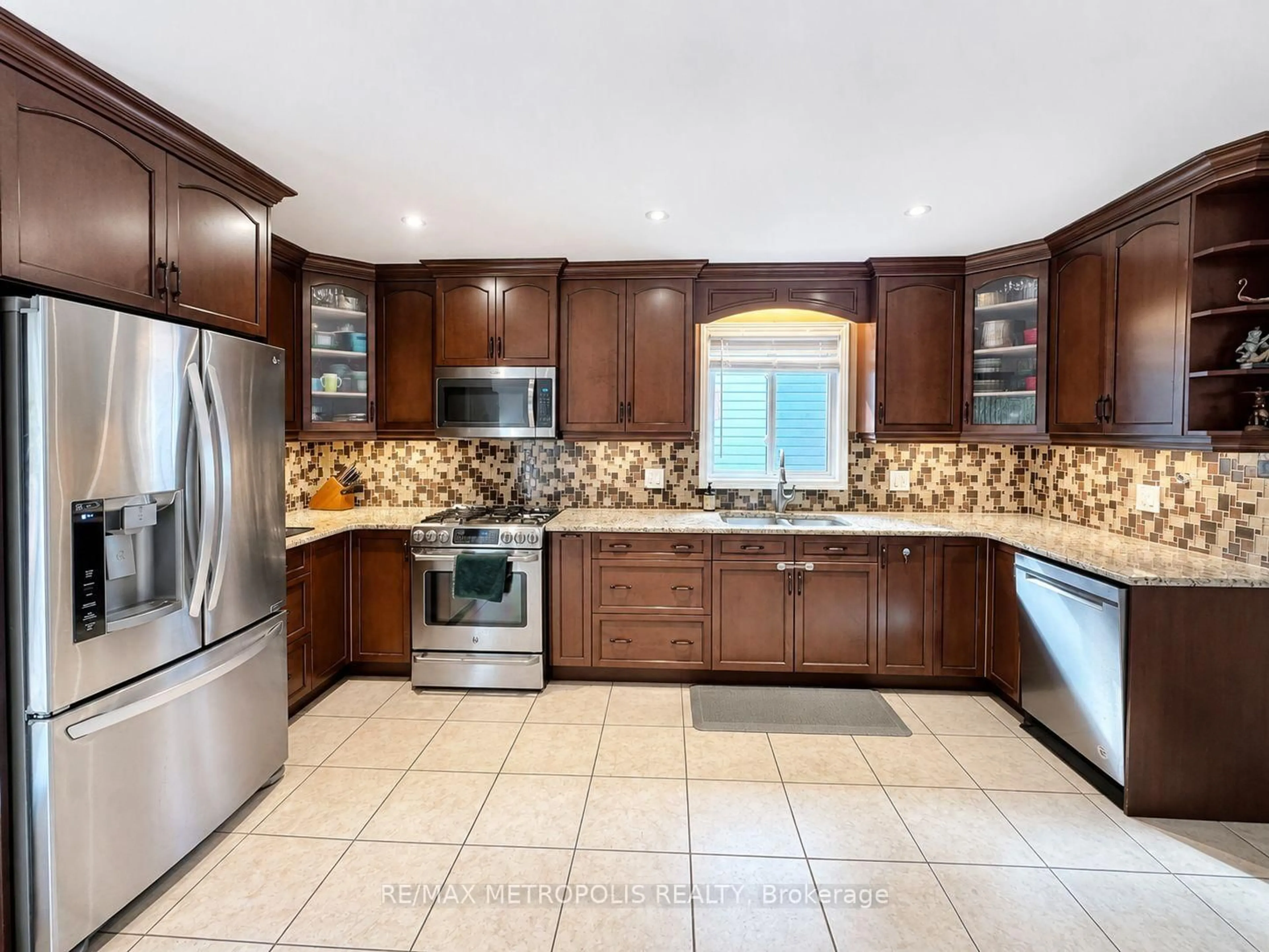 Open concept kitchen, ceramic/tile floor for 46 Whiterock Ave, Hamilton Ontario L0R 1W0
