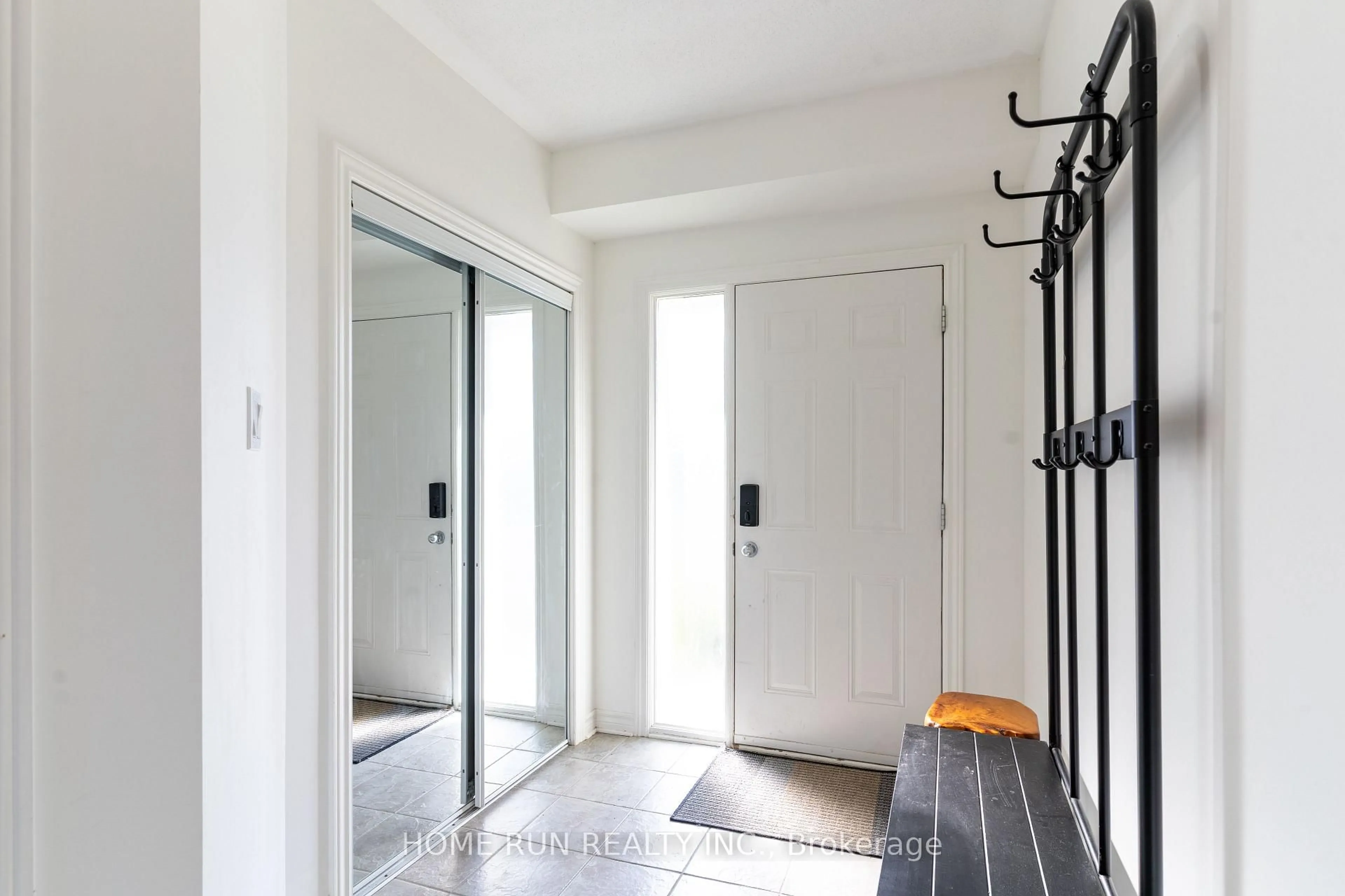 Indoor entryway for 355 Riversedge Cres, Ottawa Ontario K1V 0Y6