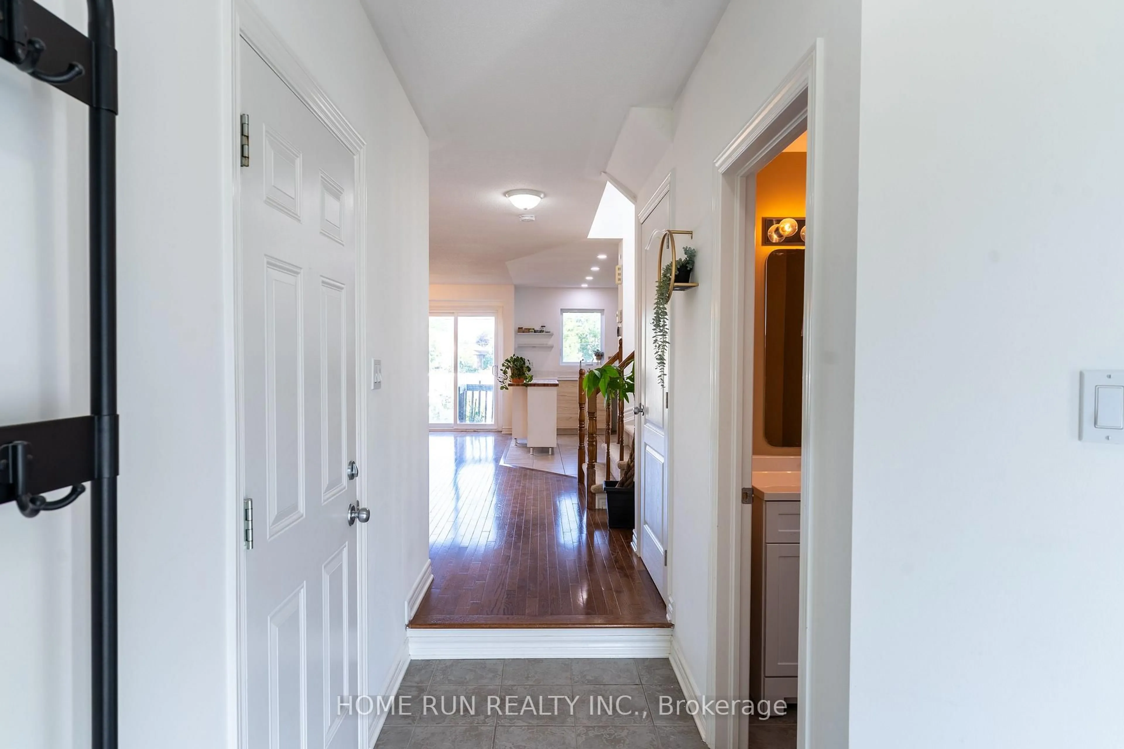 Indoor entryway for 355 Riversedge Cres, Ottawa Ontario K1V 0Y6