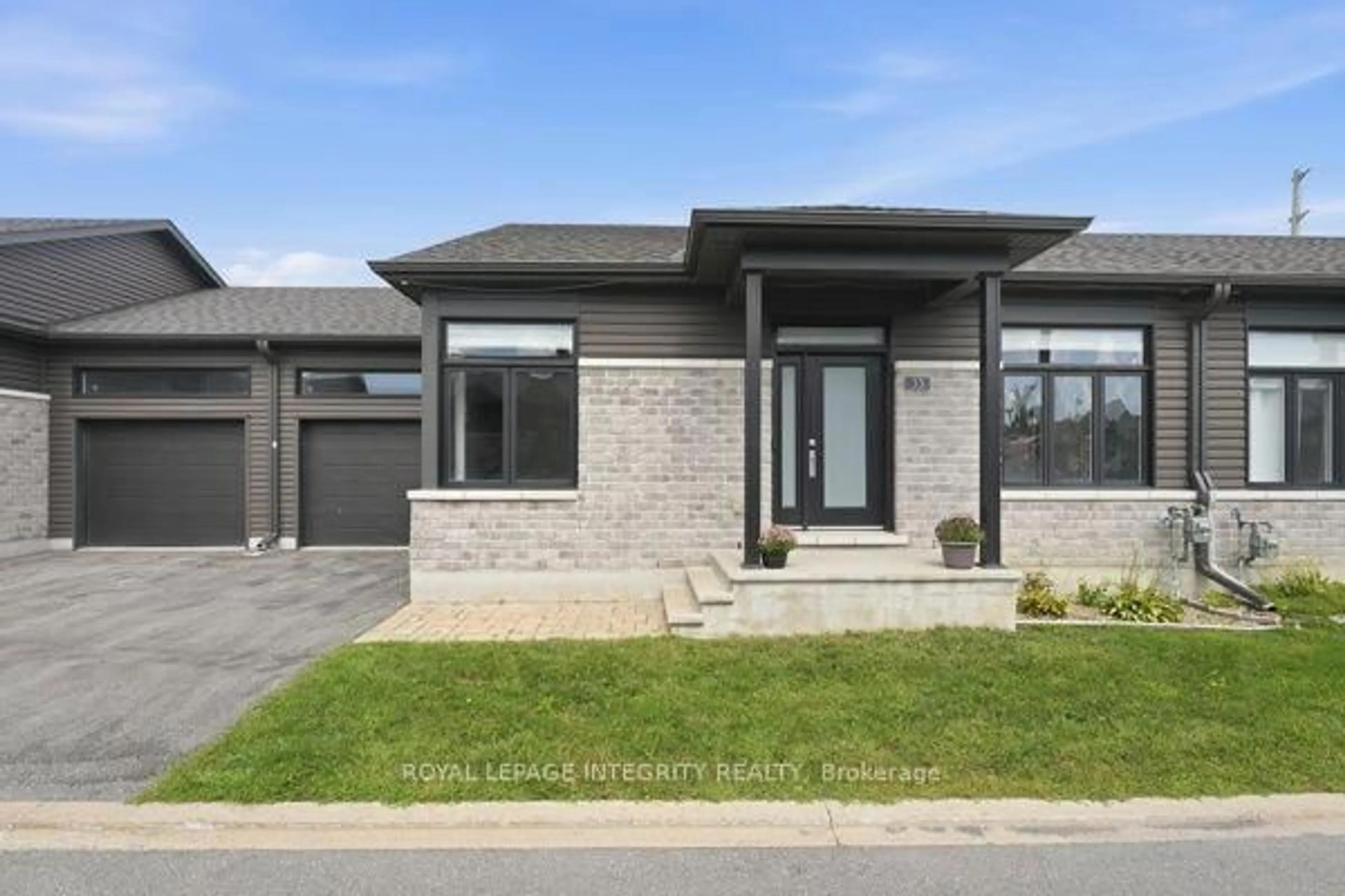 Home with brick exterior material, street for 33 Solara Private, Clarence-Rockland Ontario K4K 1P5
