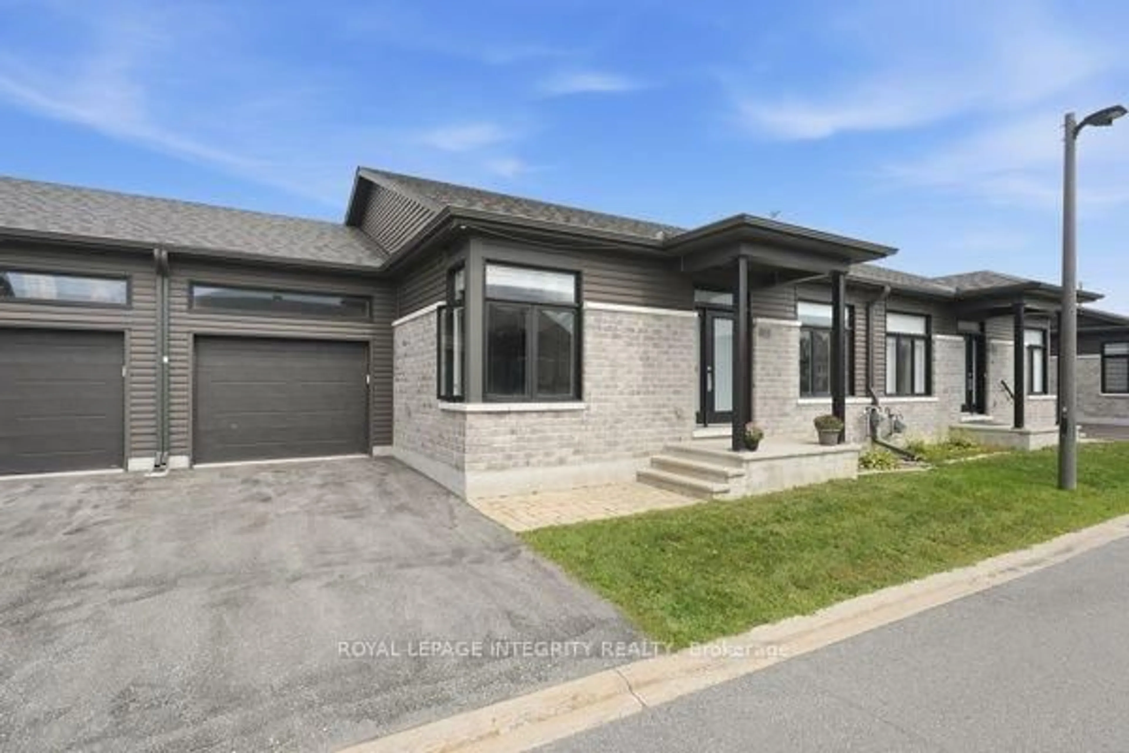 Home with brick exterior material, street for 33 Solara Private, Clarence-Rockland Ontario K4K 1P5