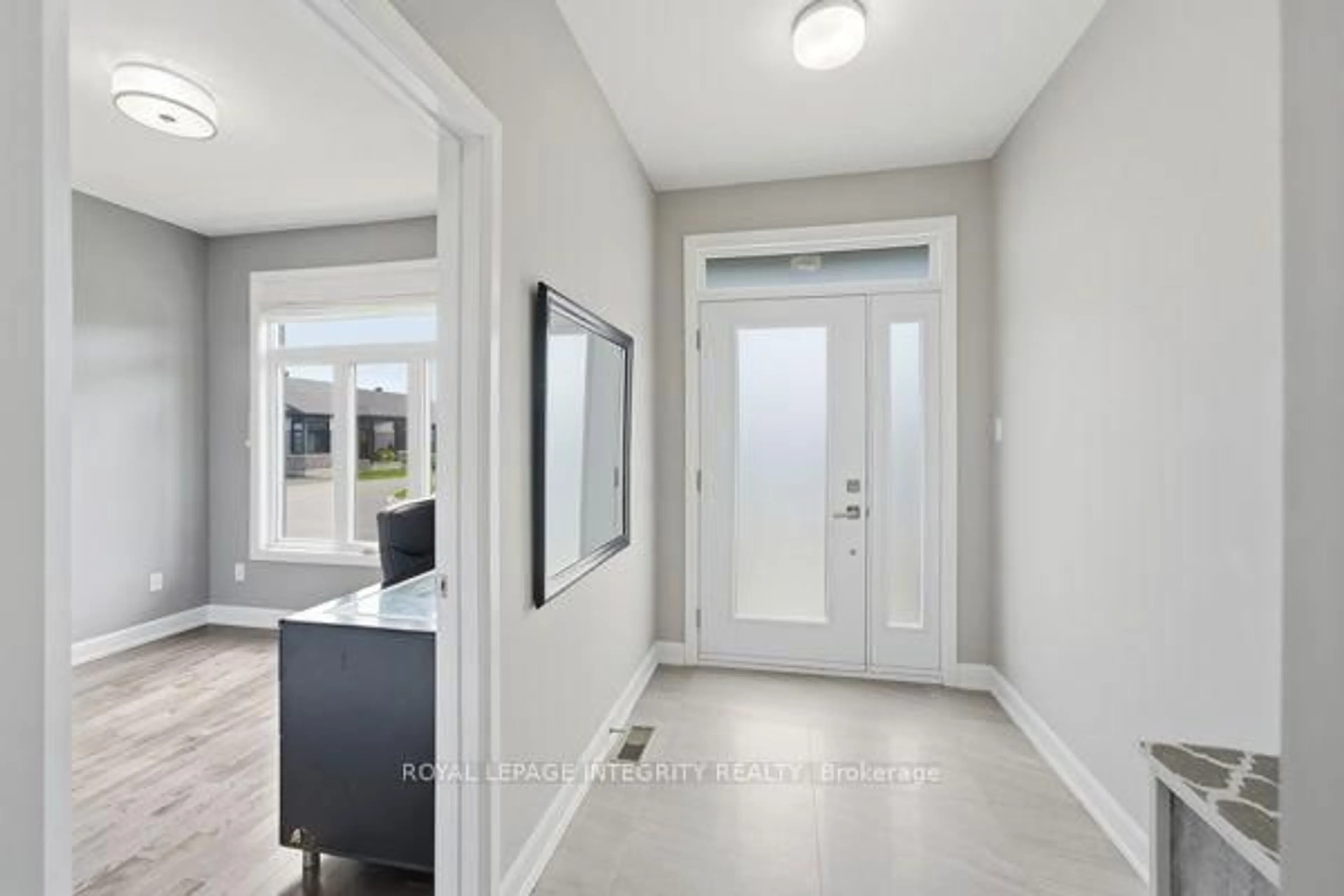 Indoor entryway for 33 Solara Private, Clarence-Rockland Ontario K4K 1P5