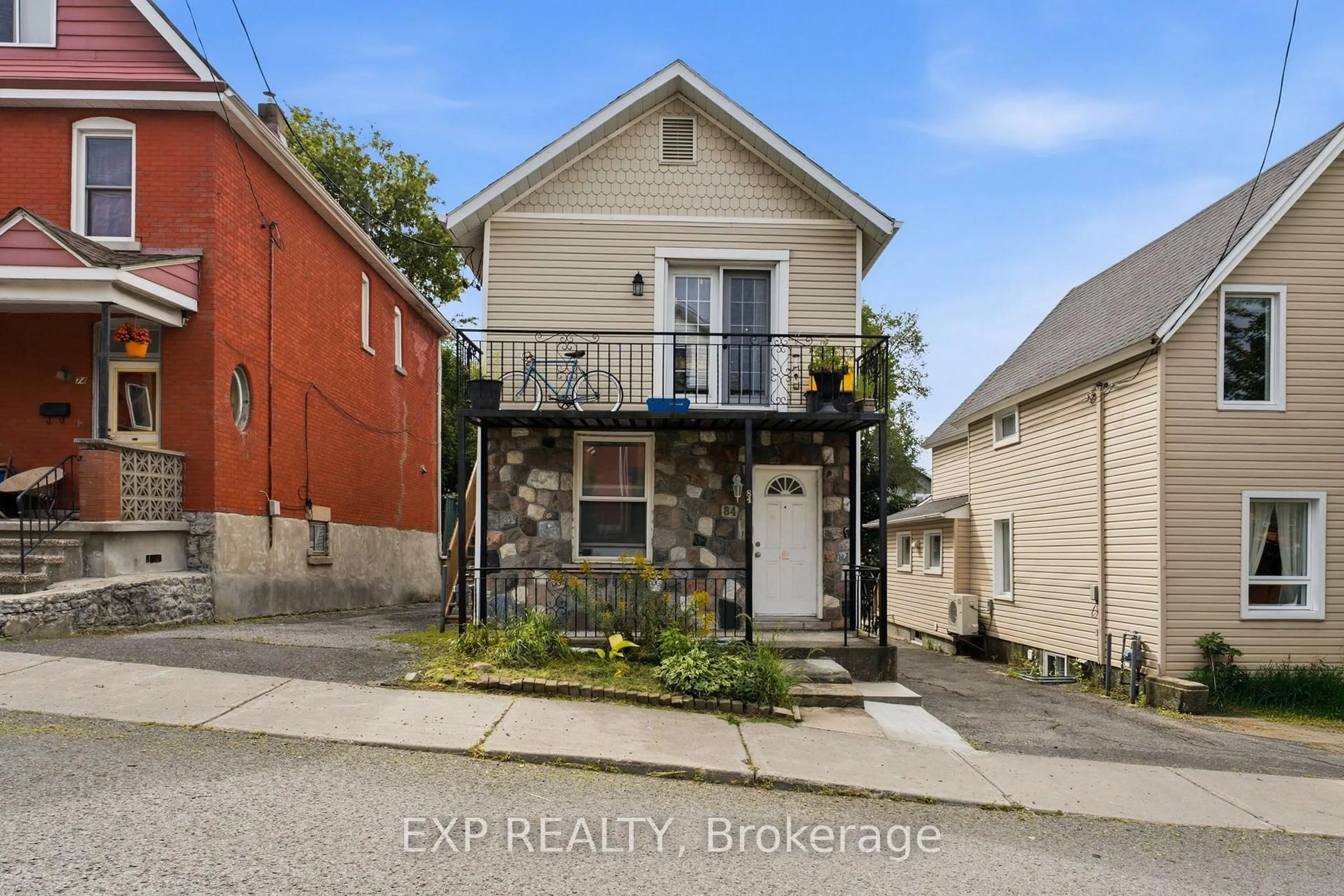 A pic from outside/outdoor area/front of a property/back of a property/a pic from drone, street for 84 Anderson St, Ottawa Ontario K1R 6T7