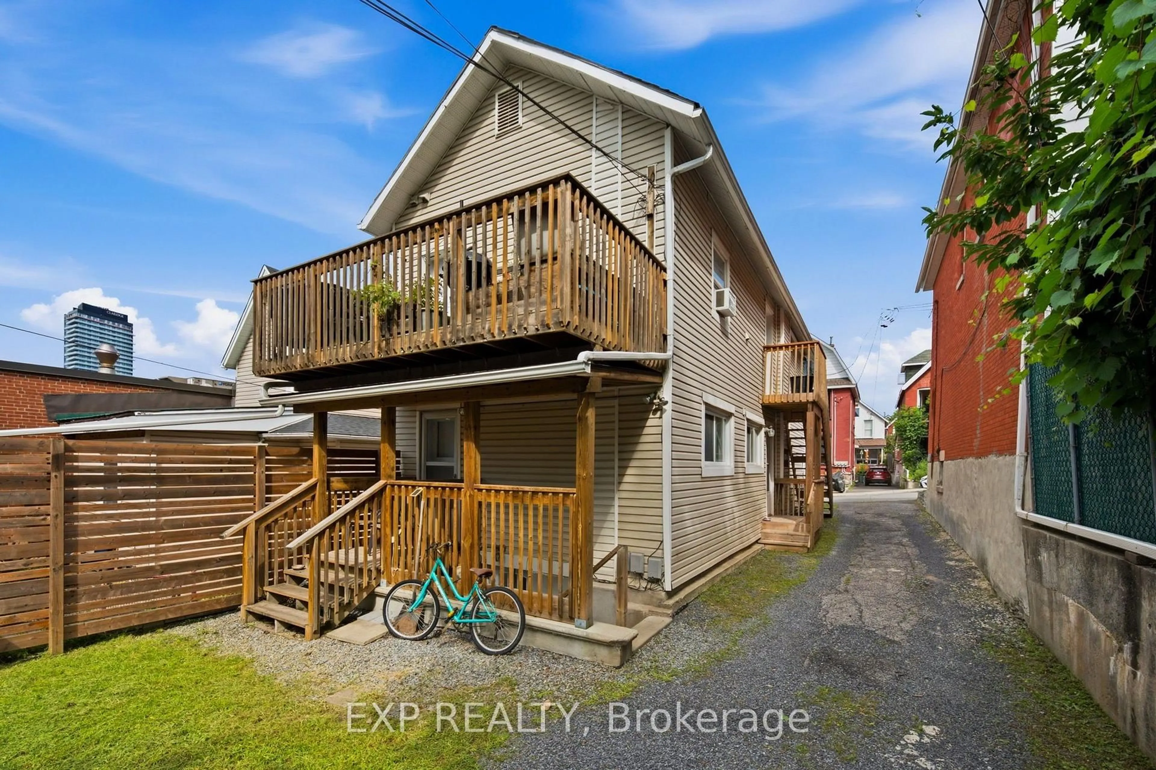 A pic from outside/outdoor area/front of a property/back of a property/a pic from drone, street for 84 Anderson St, Ottawa Ontario K1R 6T7