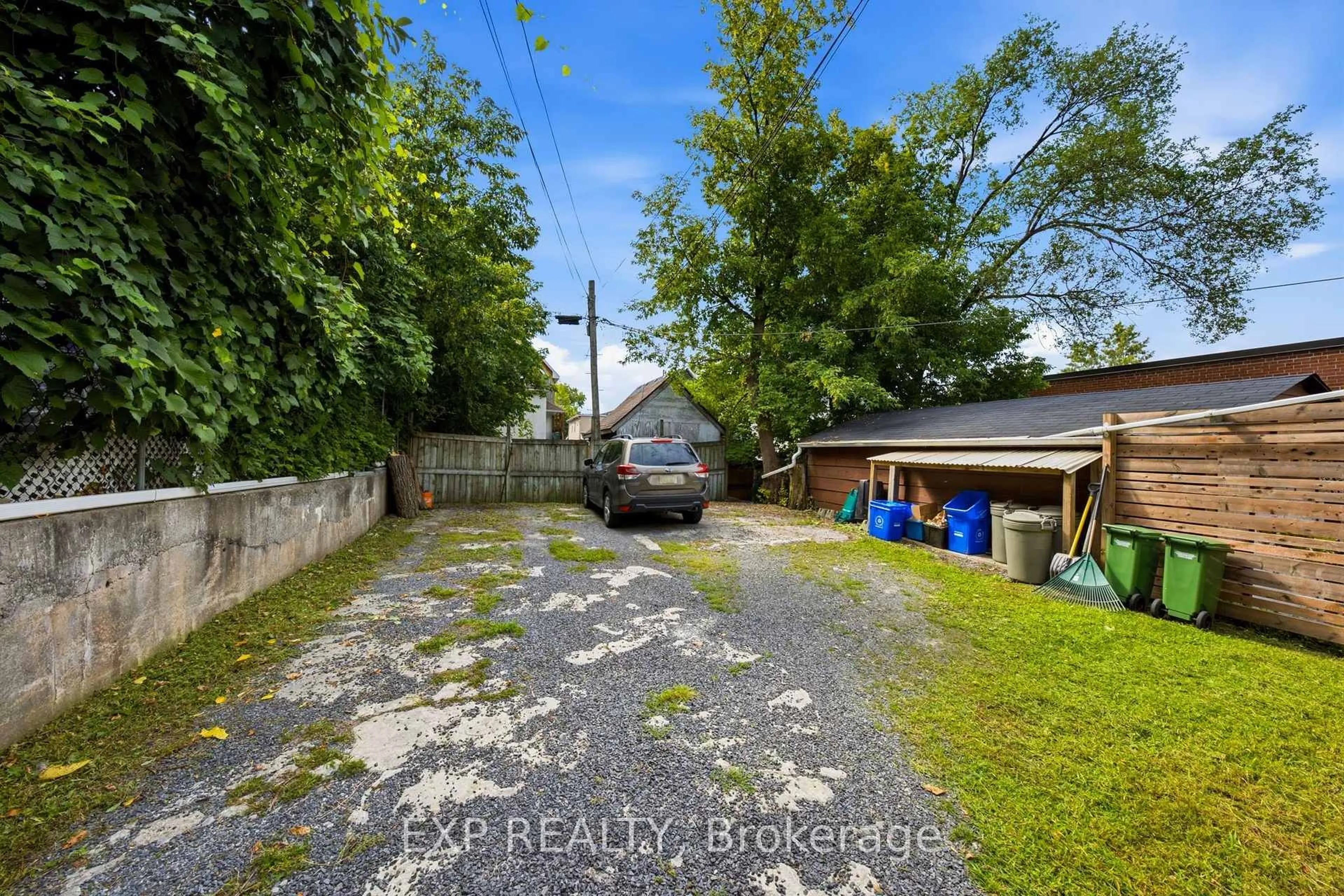 A pic from outside/outdoor area/front of a property/back of a property/a pic from drone, street for 84 Anderson St, Ottawa Ontario K1R 6T7