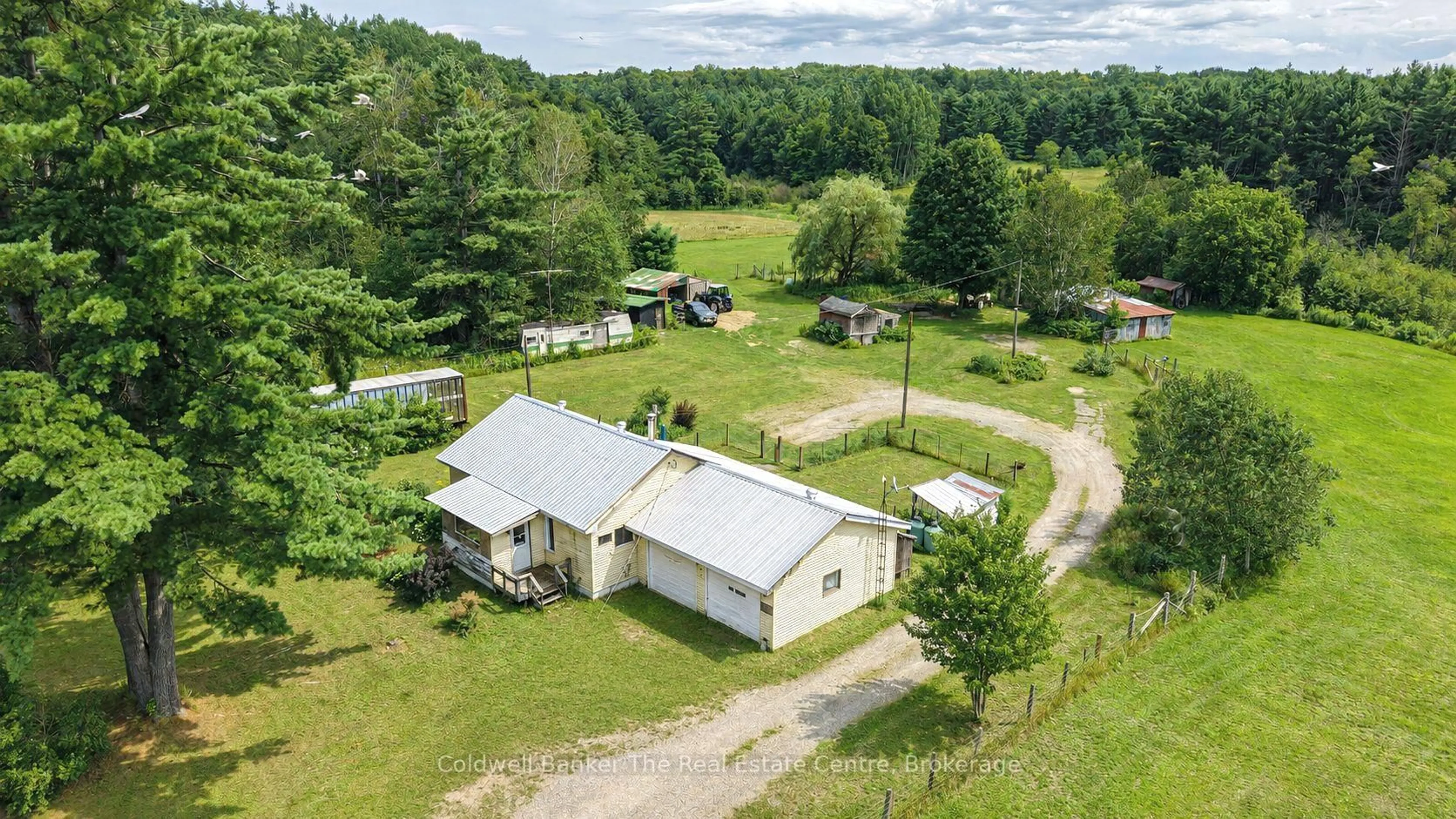 A pic from outside/outdoor area/front of a property/back of a property/a pic from drone, unknown for 1121 Beiers Rd, Gravenhurst Ontario P0E 1G0