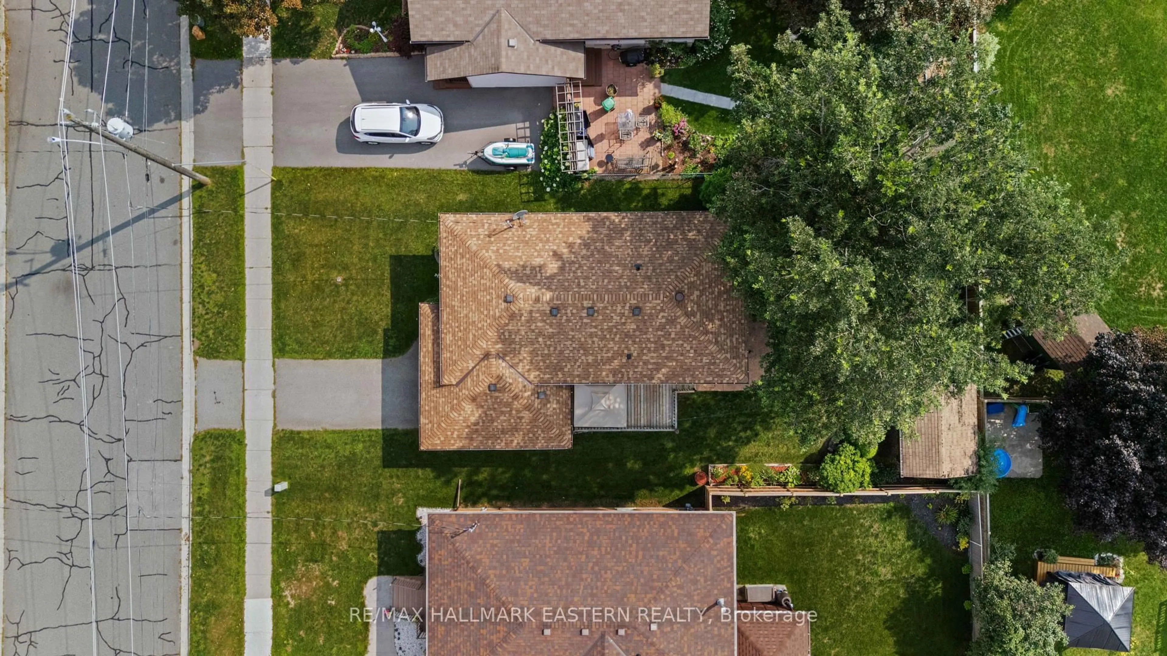 A pic from outside/outdoor area/front of a property/back of a property/a pic from drone, street for 1161 Normandy St, Peterborough Ontario K9H 7L9