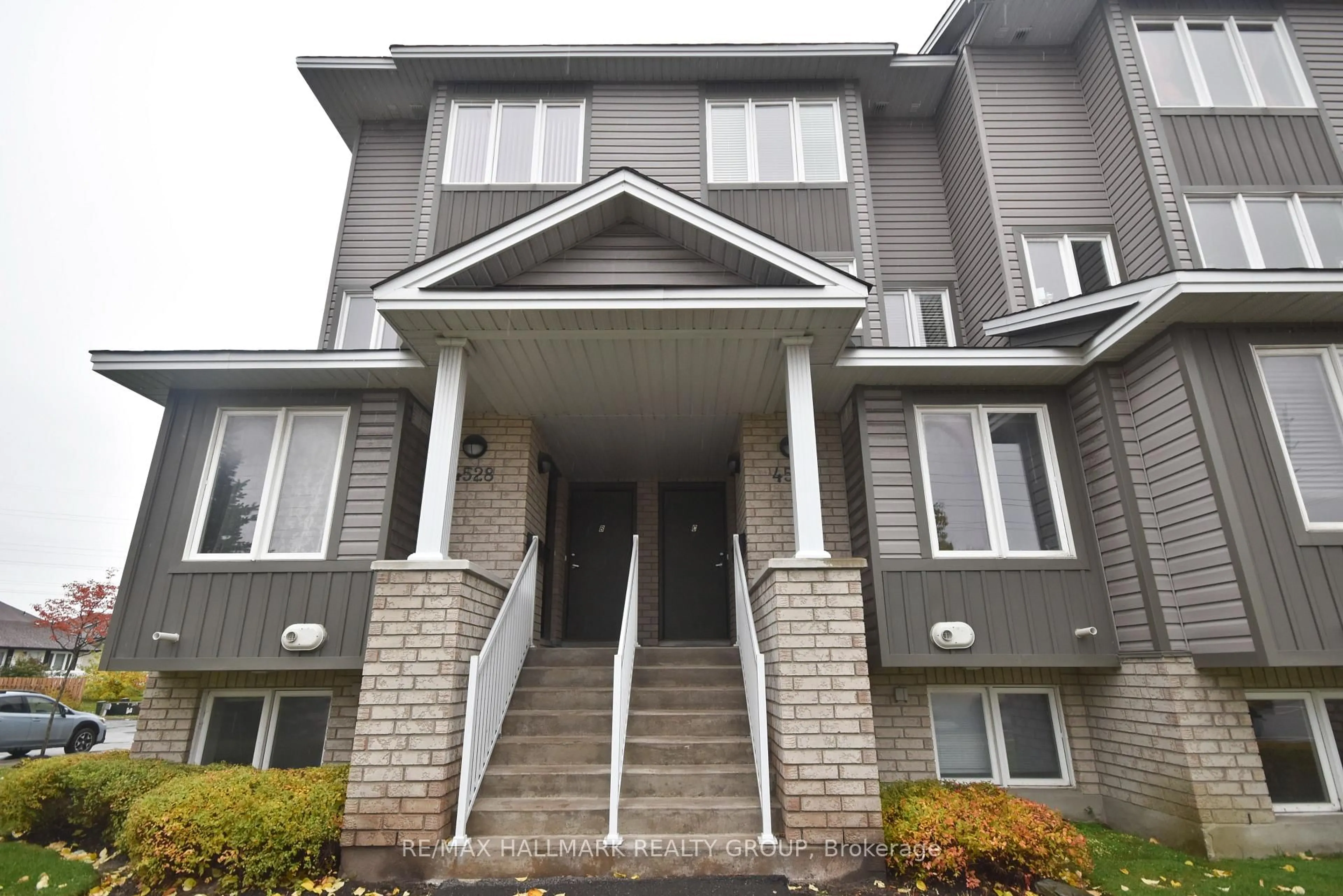 Home with vinyl exterior material, building for 4528 Innes Rd #D, Ottawa Ontario K4A 0X5