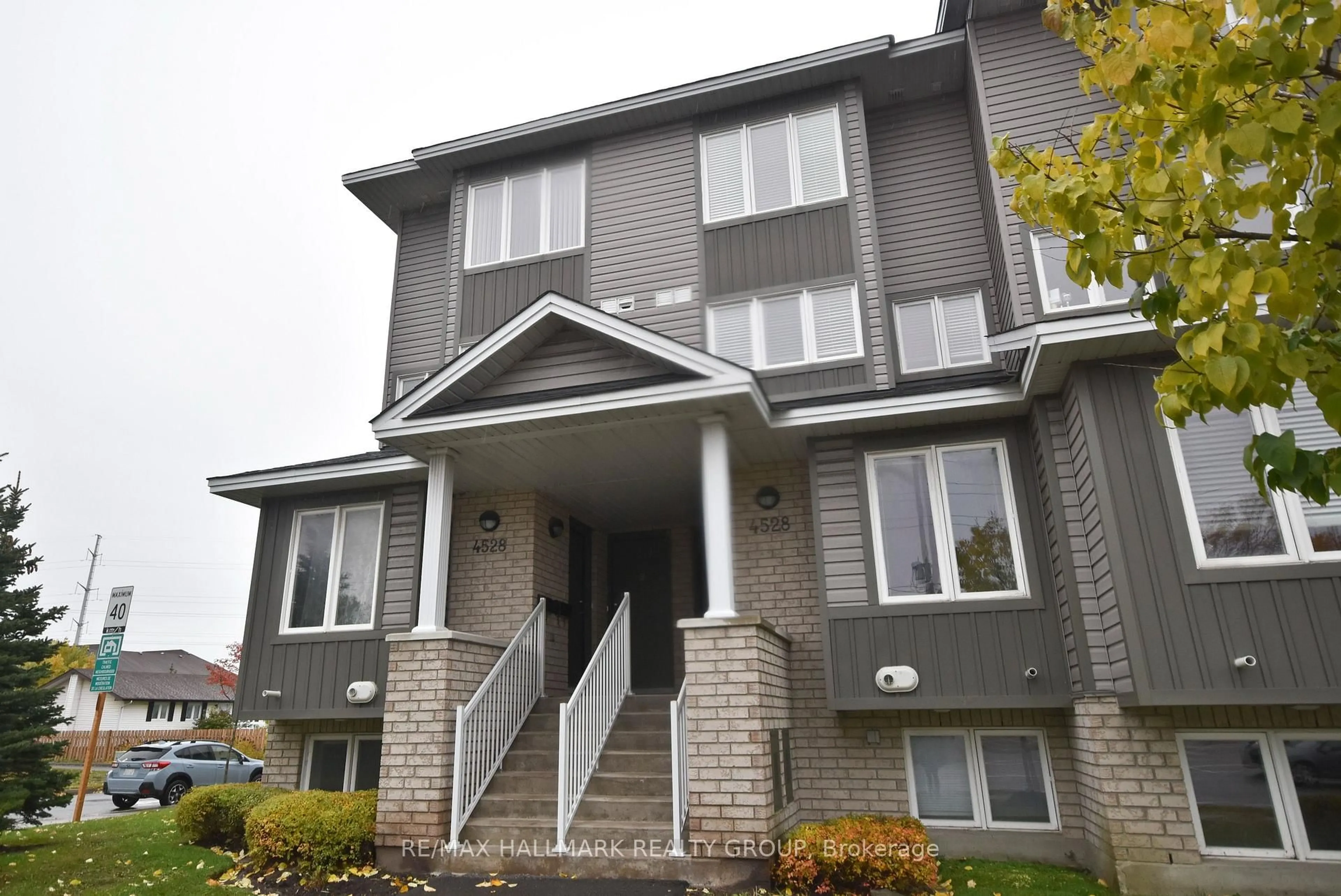 Home with vinyl exterior material, building for 4528 Innes Rd #D, Ottawa Ontario K4A 0X5