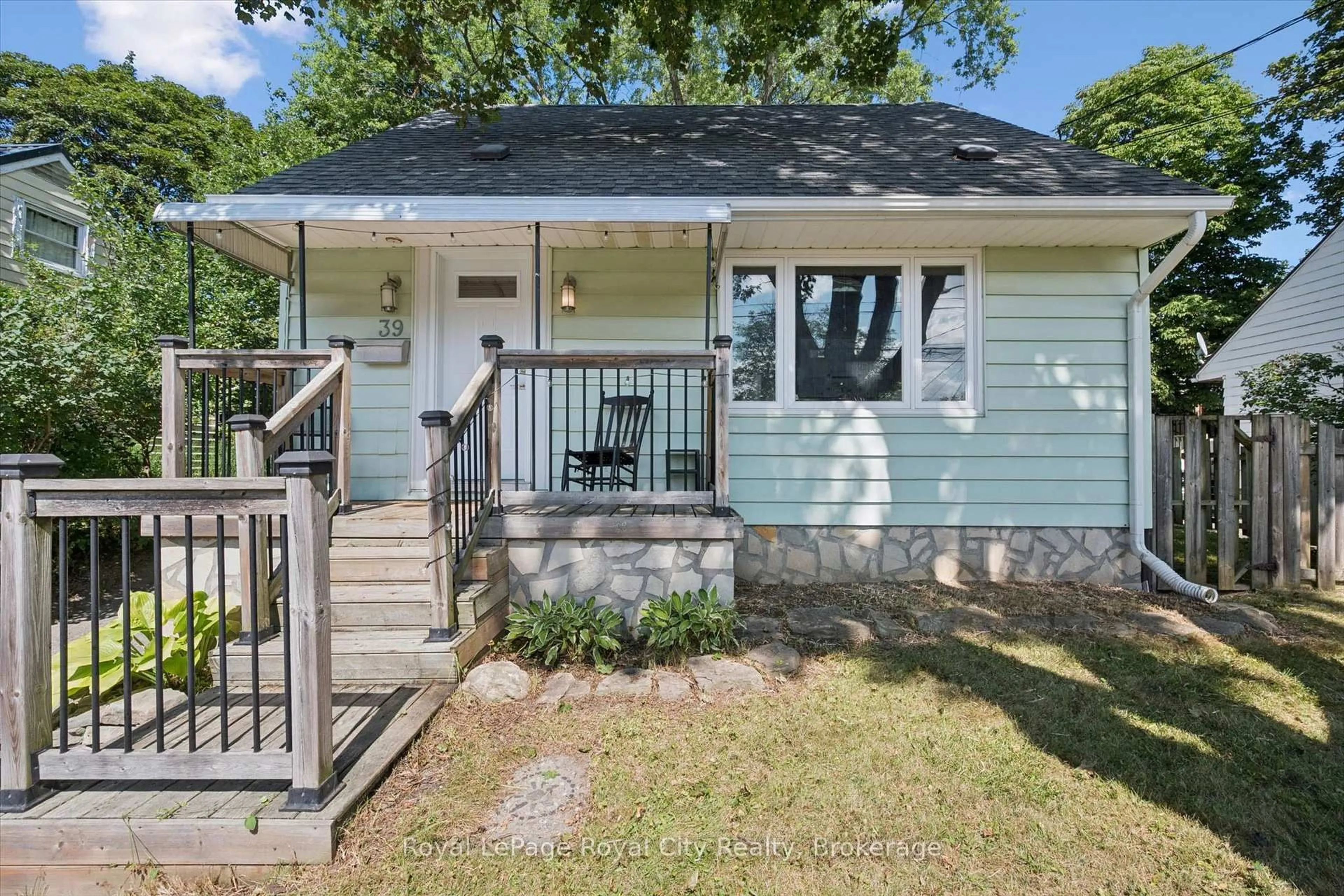 Home with vinyl exterior material, street for 39 Ridgewood Ave, Guelph Ontario N1H 6C3