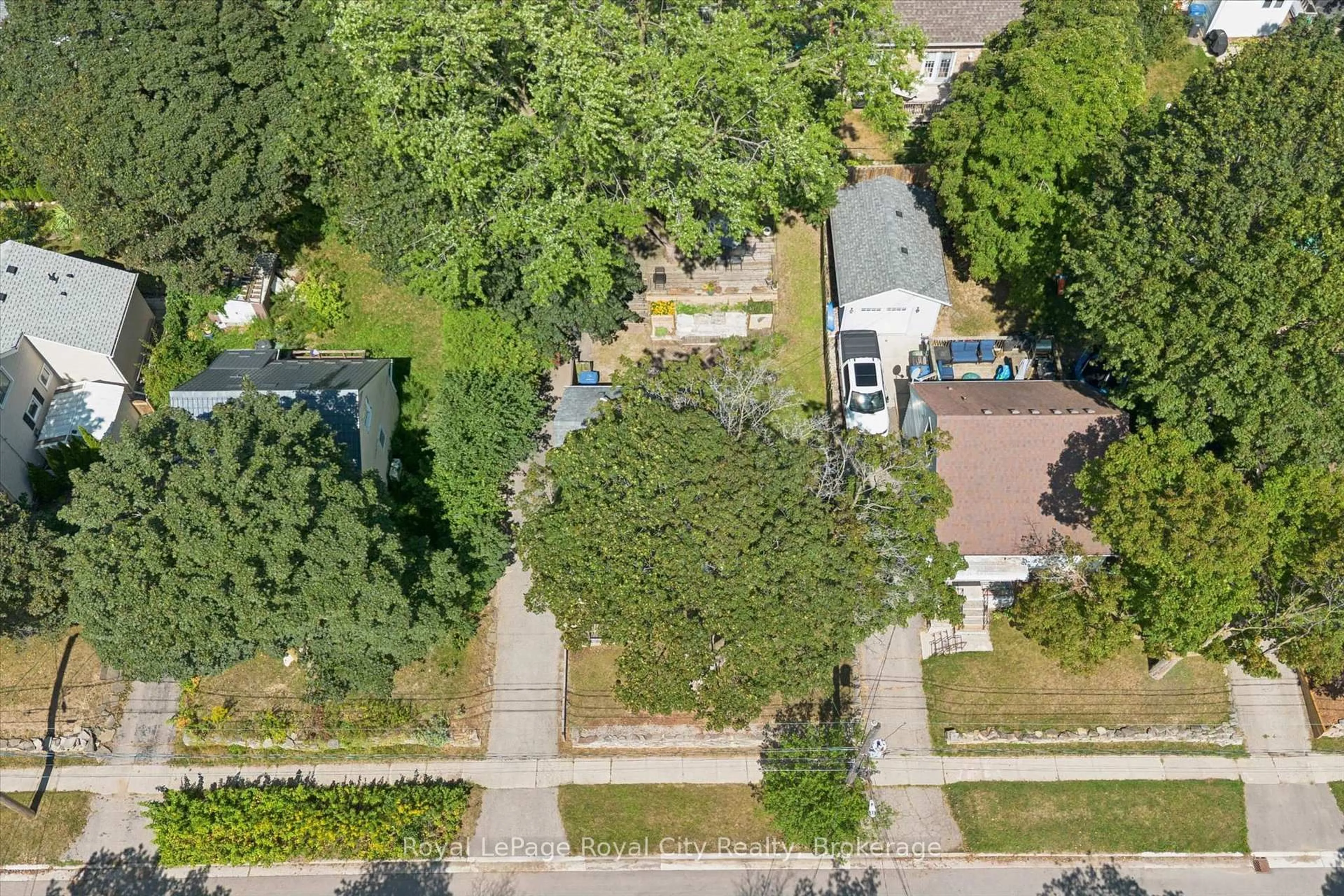 A pic from outside/outdoor area/front of a property/back of a property/a pic from drone, street for 39 Ridgewood Ave, Guelph Ontario N1H 6C3
