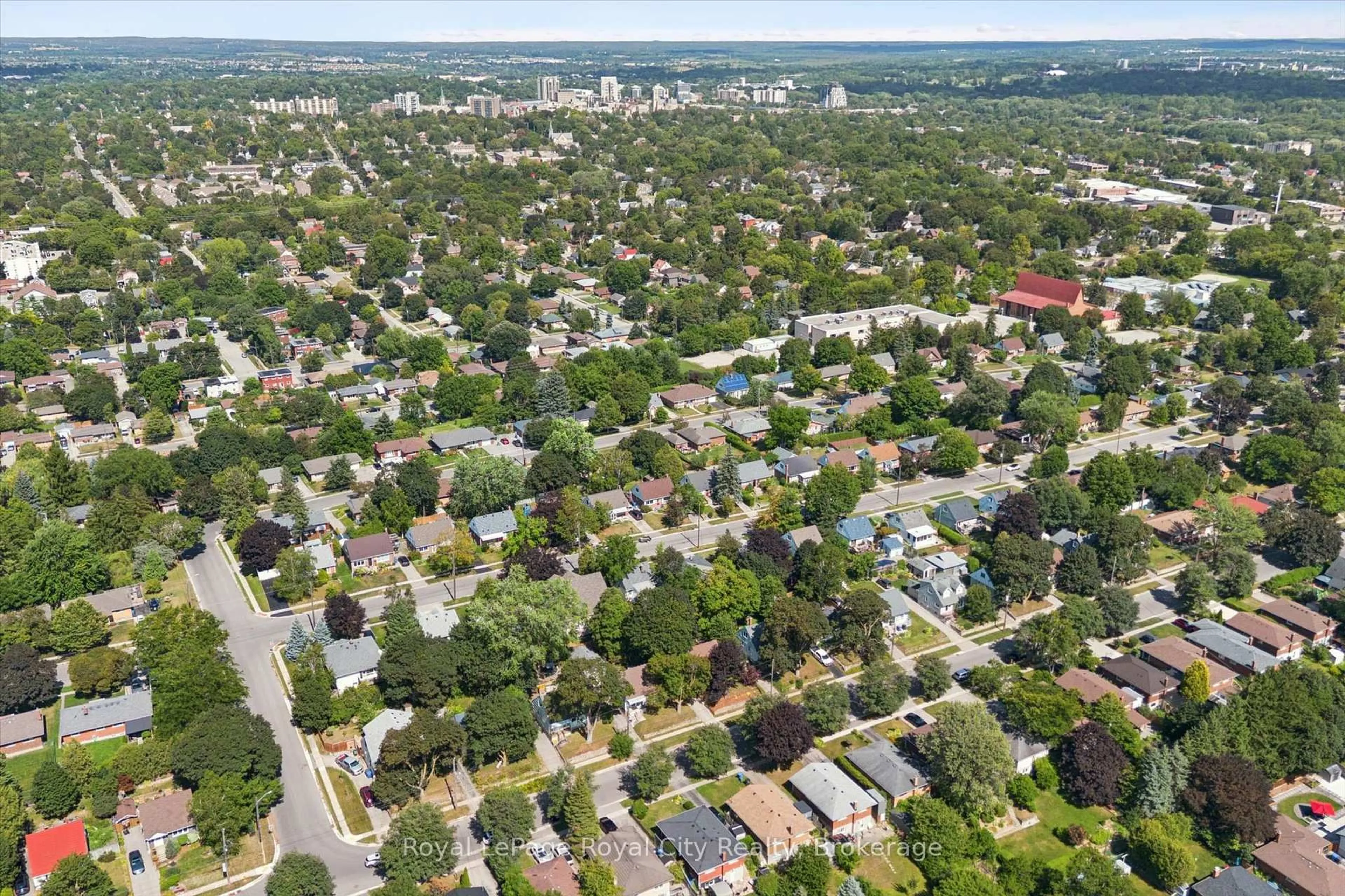 A pic from outside/outdoor area/front of a property/back of a property/a pic from drone, street for 39 Ridgewood Ave, Guelph Ontario N1H 6C3