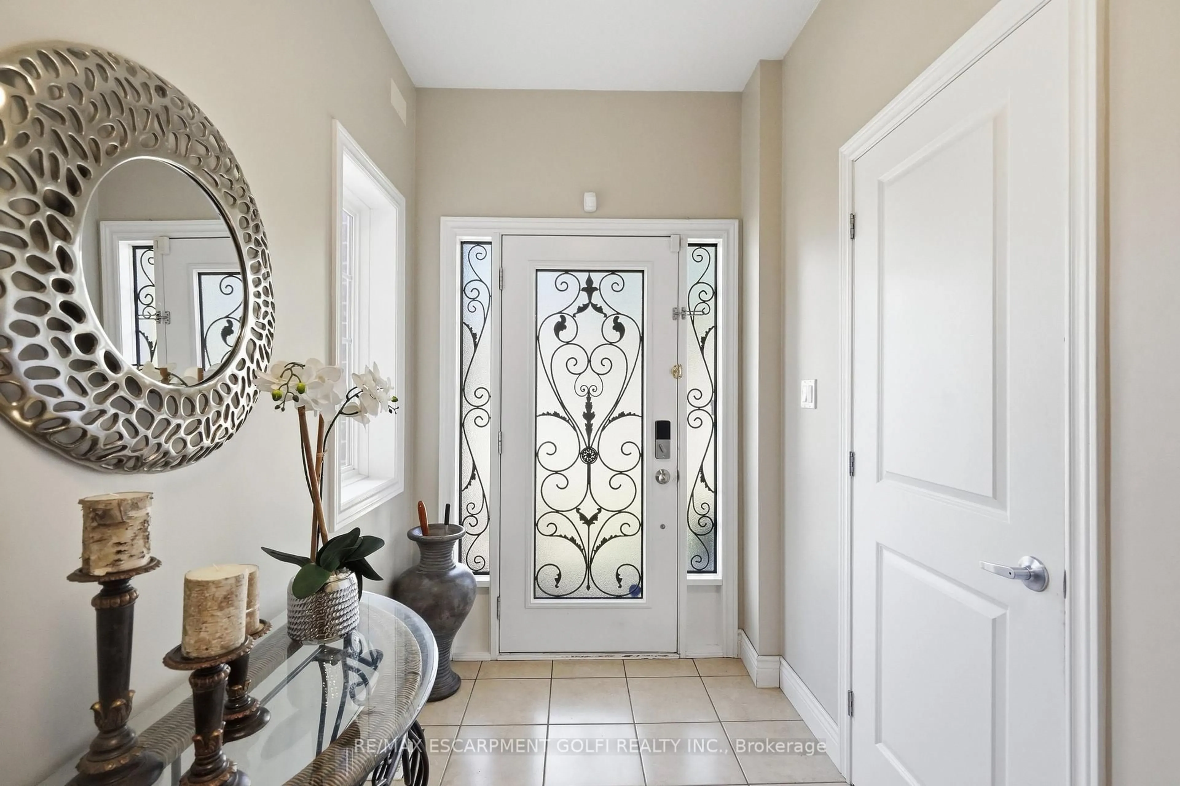 Indoor entryway for 471 Old Mud St, Hamilton Ontario L8J 0C7