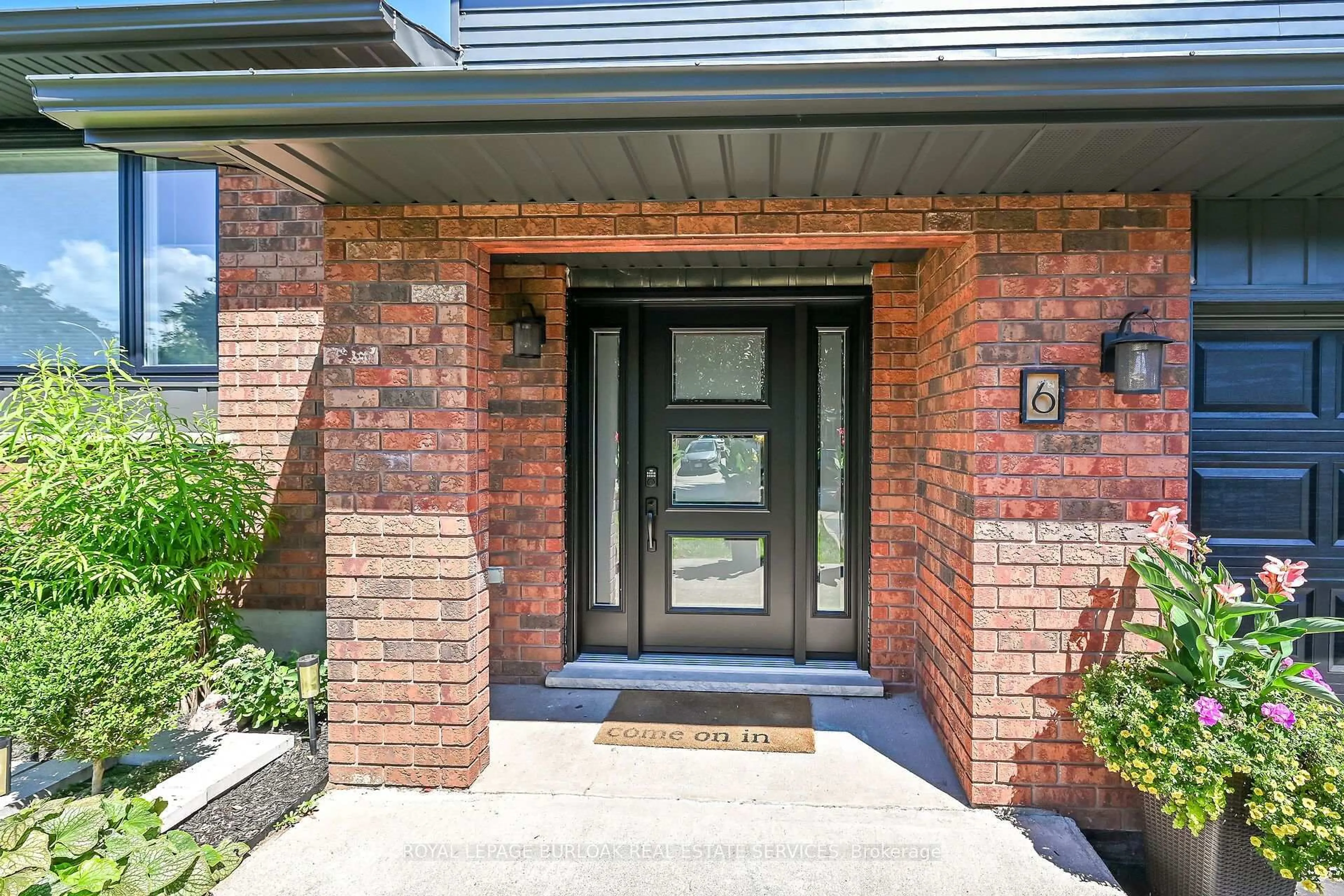 Indoor entryway for 6 Margaret Ave, Grimsby Ontario L3M 4S1