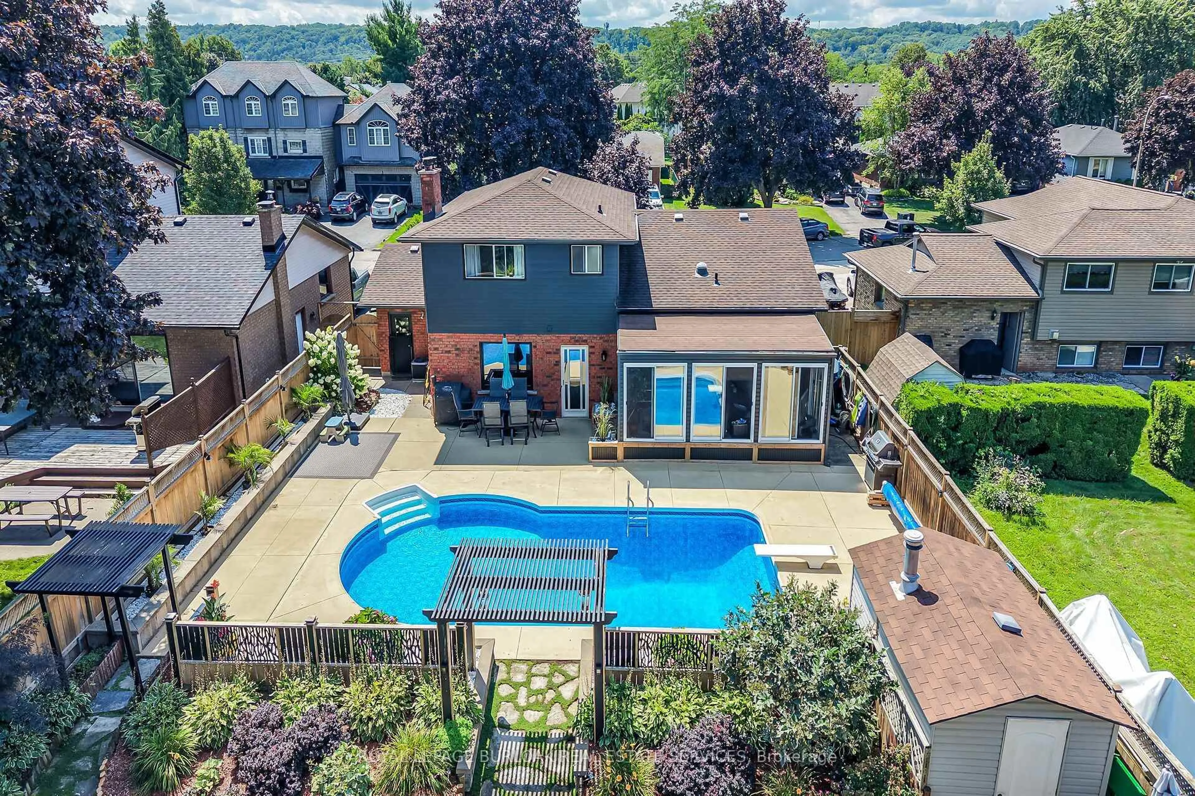A pic from outside/outdoor area/front of a property/back of a property/a pic from drone, water/lake/river/ocean view for 6 Margaret Ave, Grimsby Ontario L3M 4S1