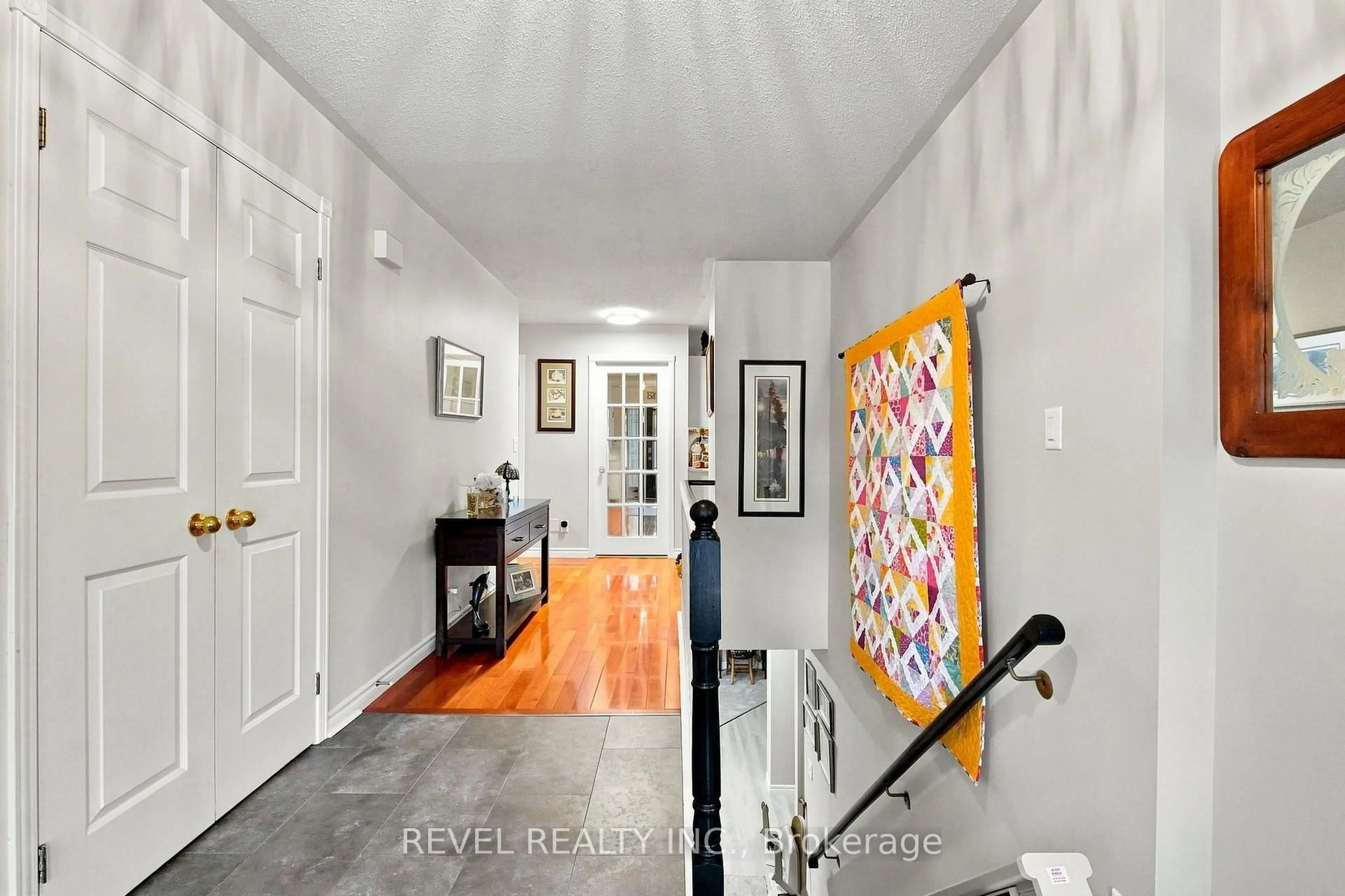 Indoor foyer for 445 Nickerson Dr, Cobourg Ontario K9A 1A9