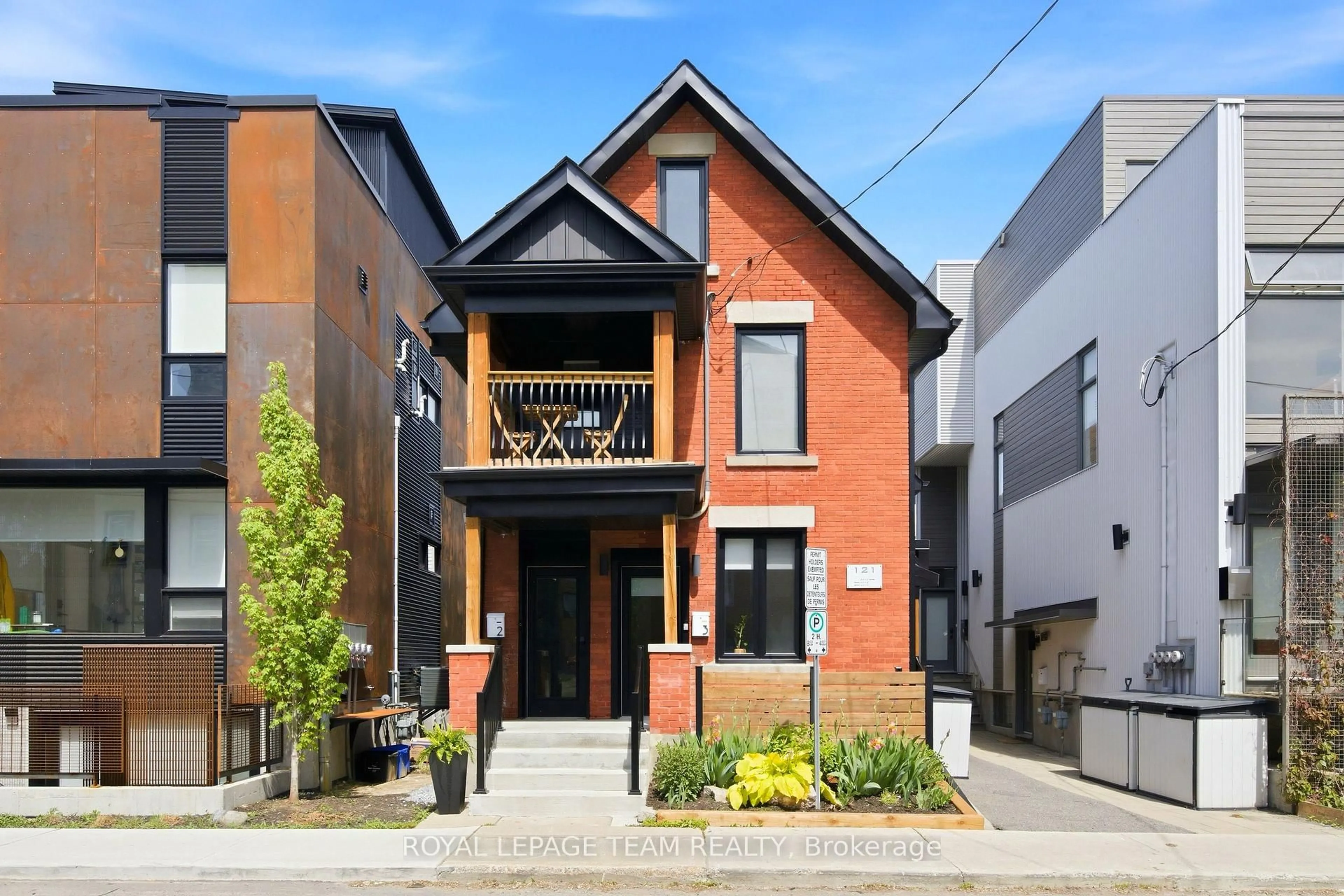 Home with brick exterior material, street for 121 Carruthers Ave, Ottawa Ontario K1Y 1N4