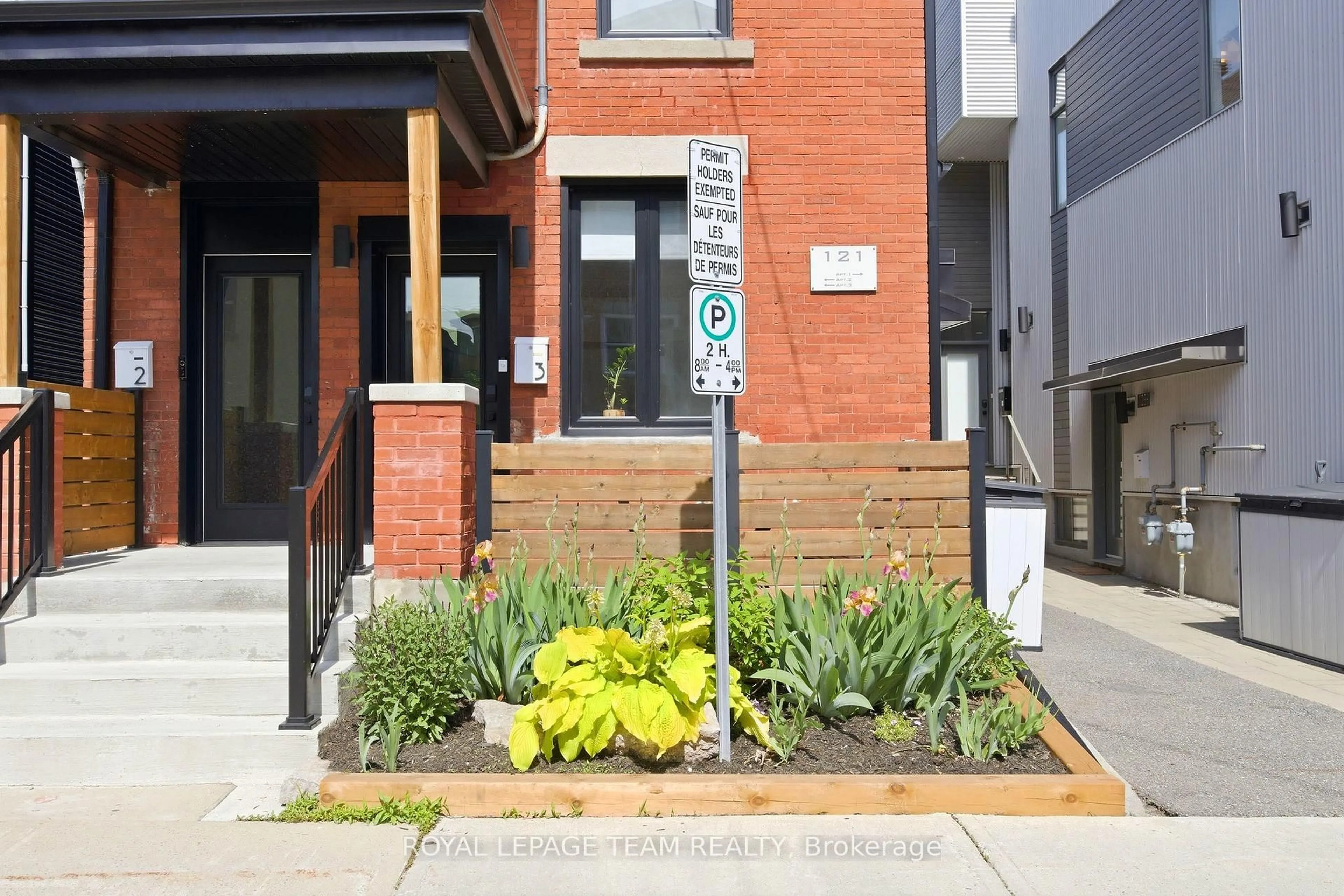 Patio, street for 121 Carruthers Ave, Ottawa Ontario K1Y 1N4